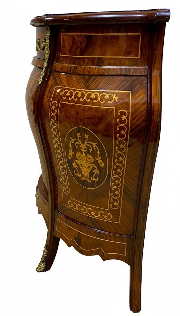 Komoda salonowa w stylu Empire stojąca na 4 giętych nogach