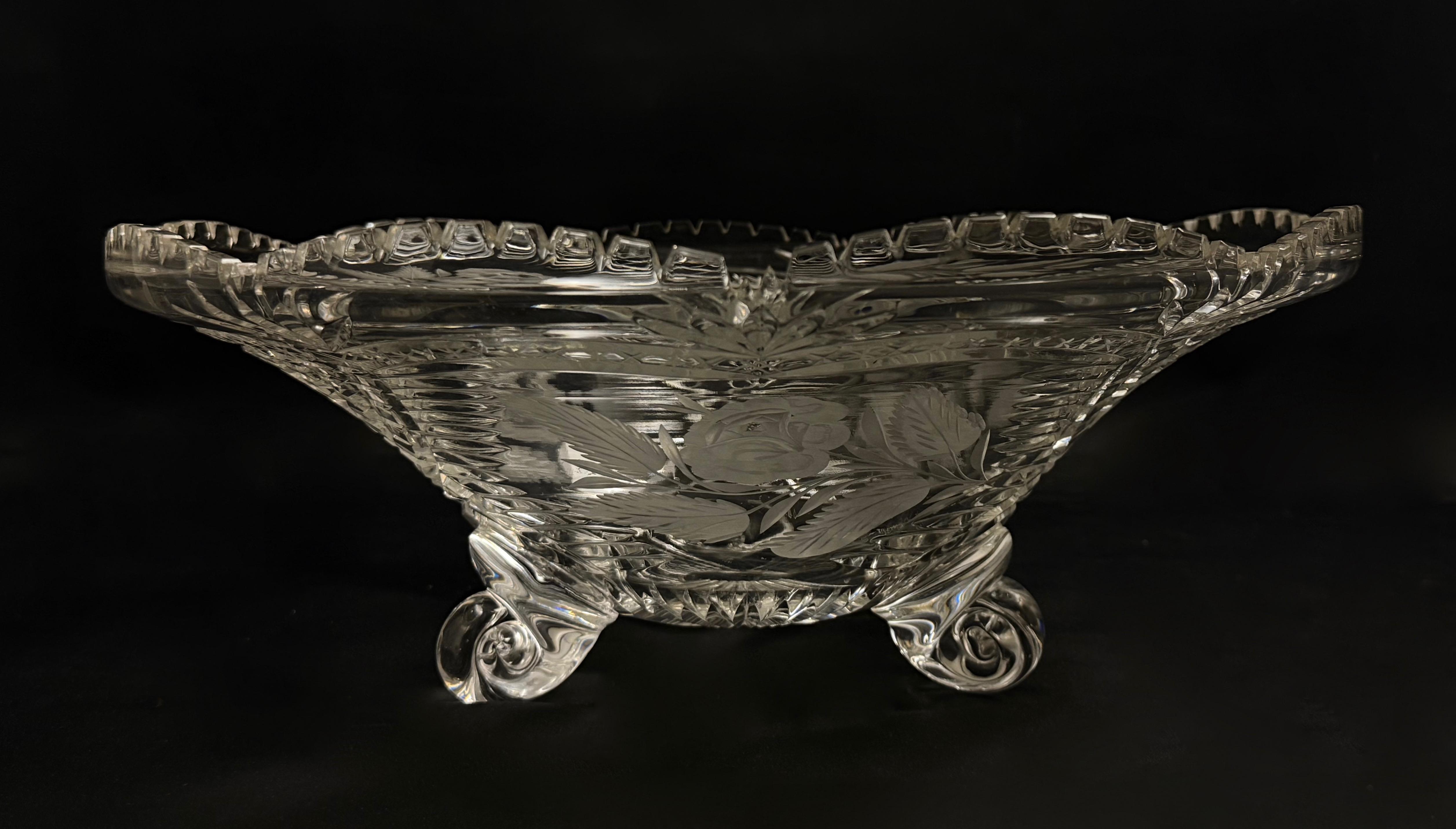 Patera wielolistna stojąca na trzech giętych nogach