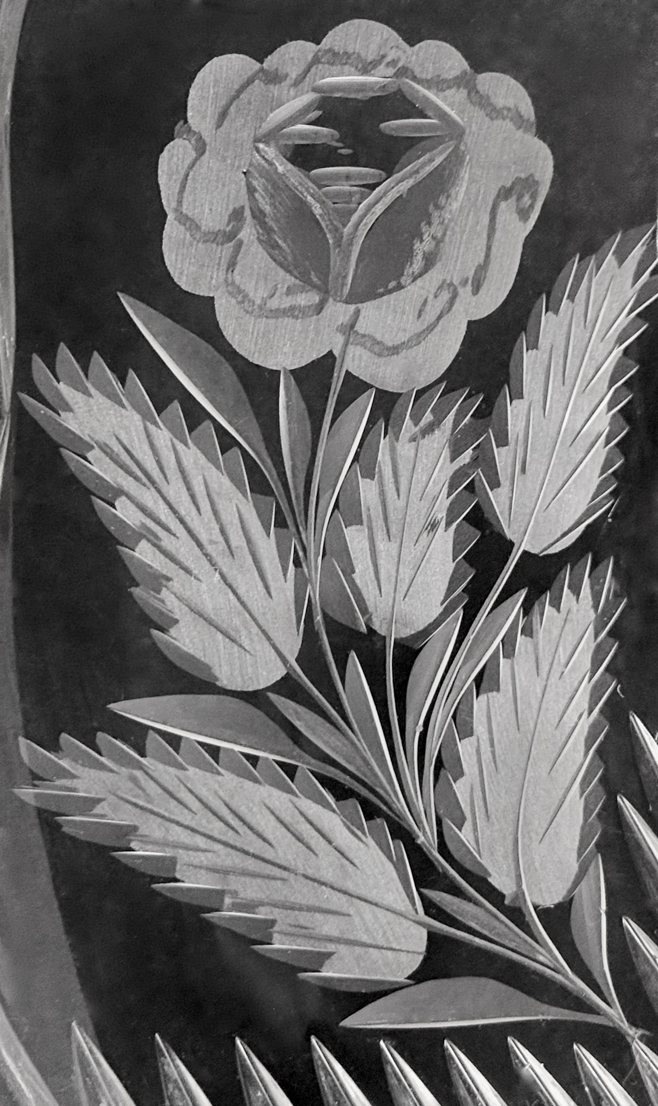 Patera wielolistna stojąca na trzech giętych nogach