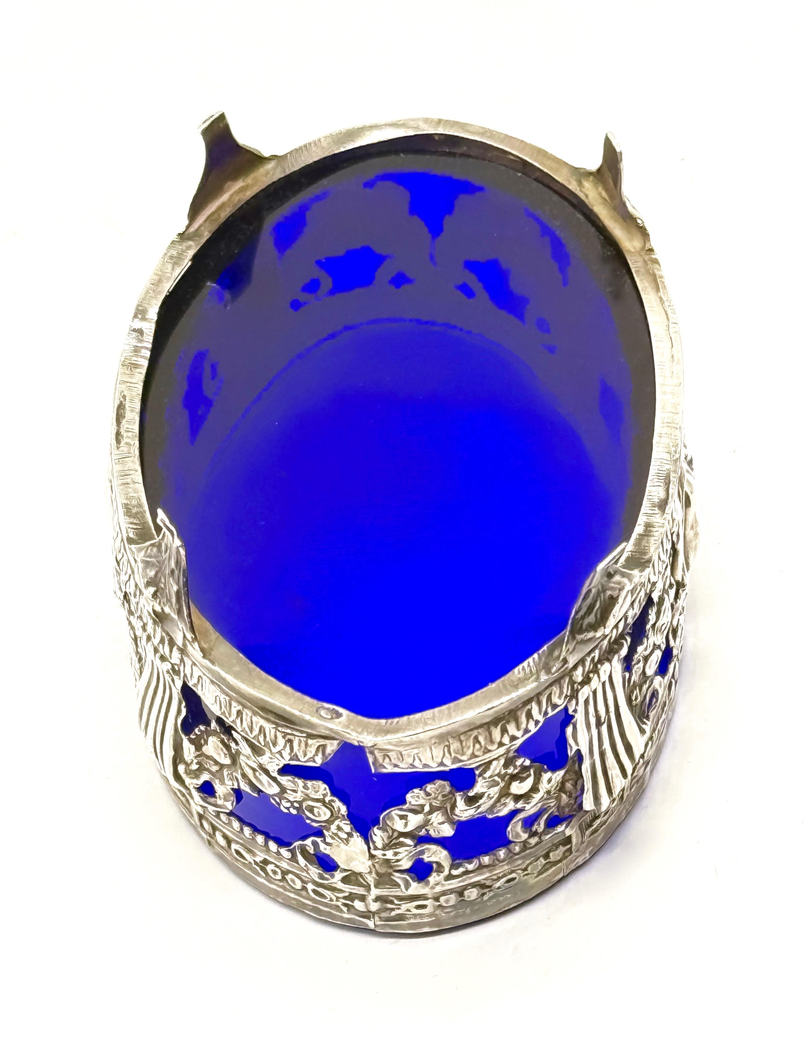 Srebrna solniczka ze szklanym kobaltowym wkładem