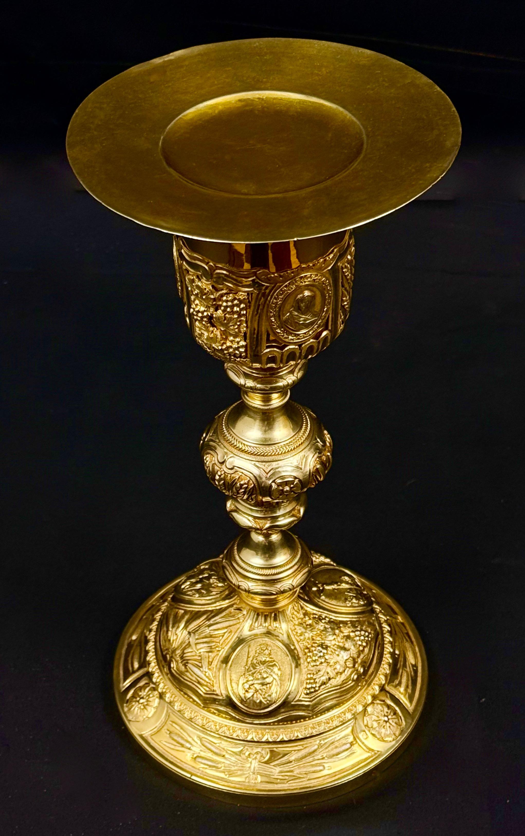 Srebrny kielich z pateną i oryginalnym etui, masa łączna 760 g