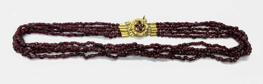 Naszyjnik z granatów ze złotym zapięciem