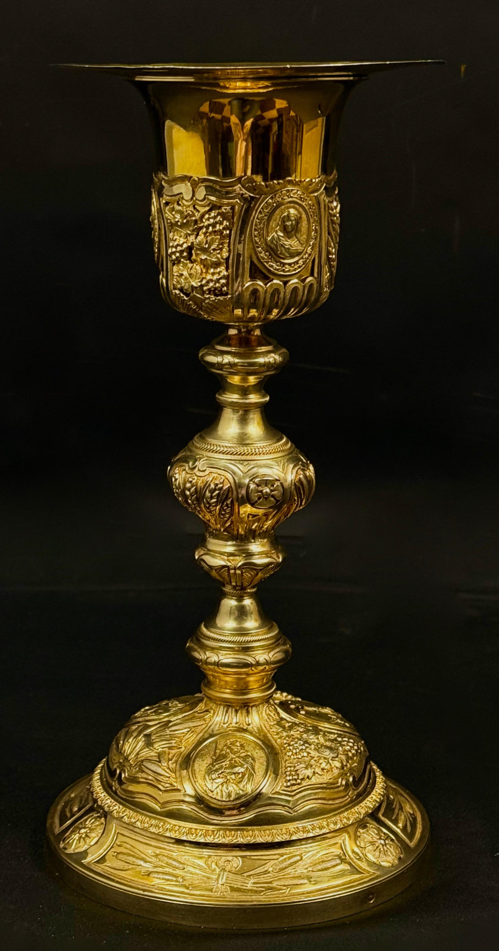 Srebrny kielich z pateną i oryginalnym etui, masa łączna 760 g