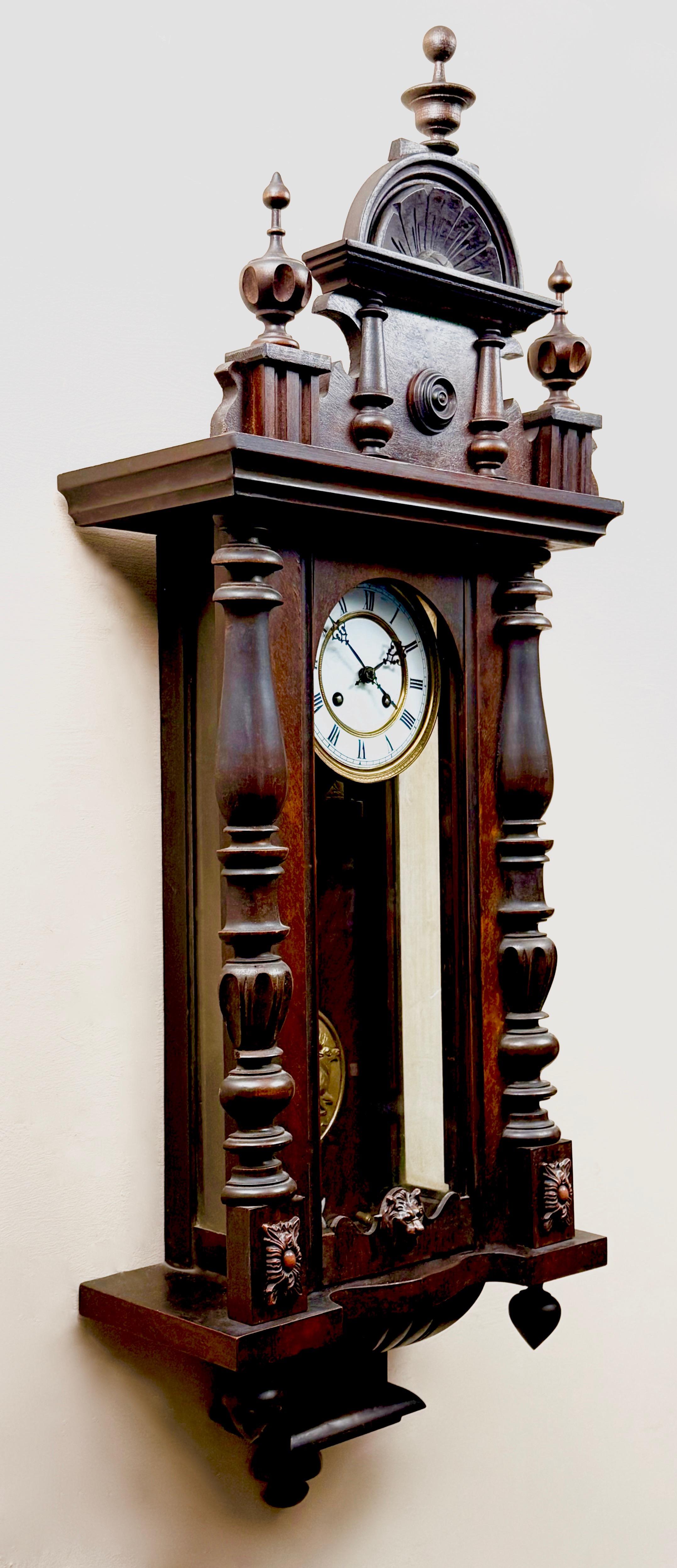 Dekoracyjny zegar ścienny szafkowy