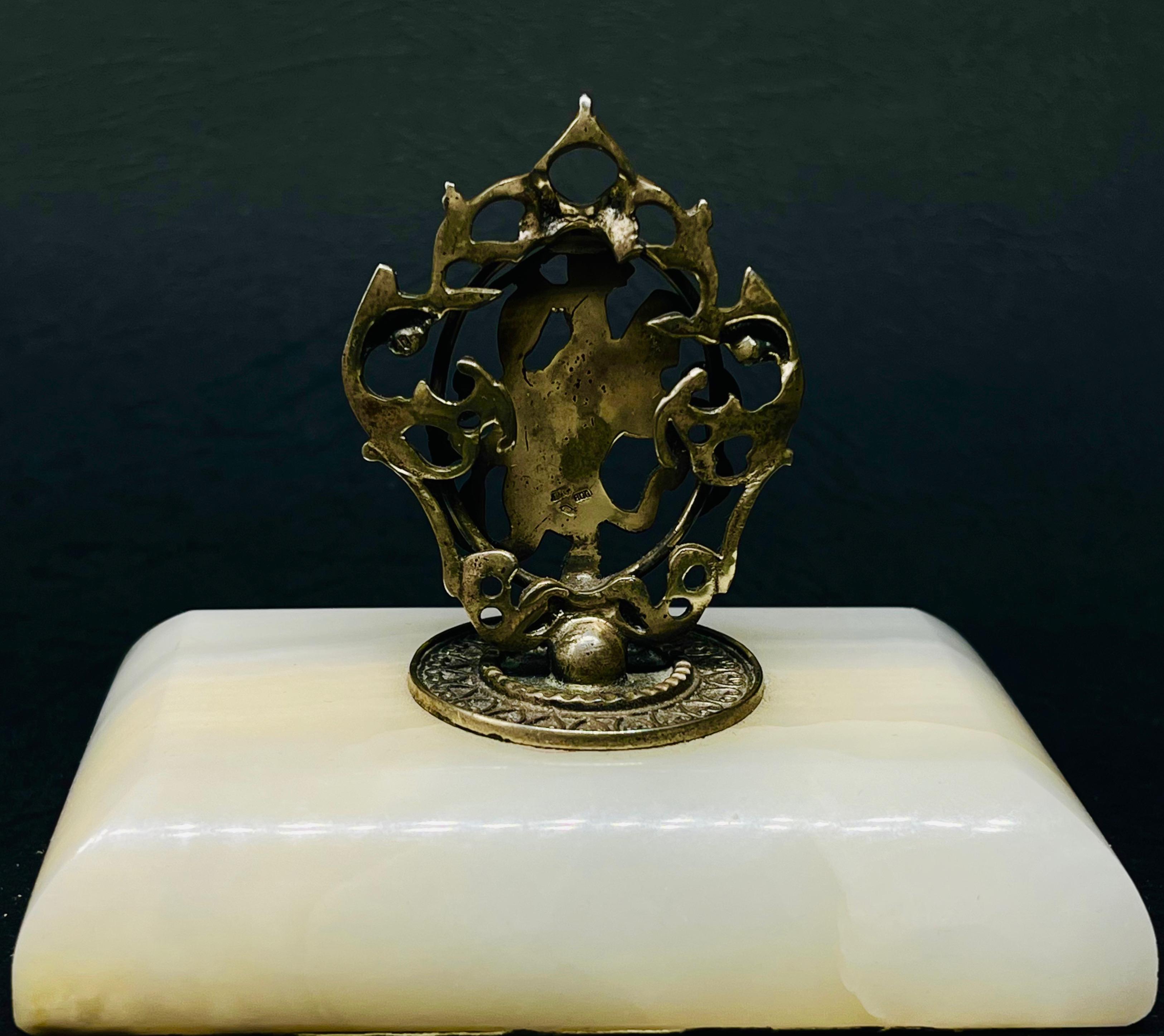 Srebrna statuetka z wizerunkiem św. Jerzego walczącego ze smokiem