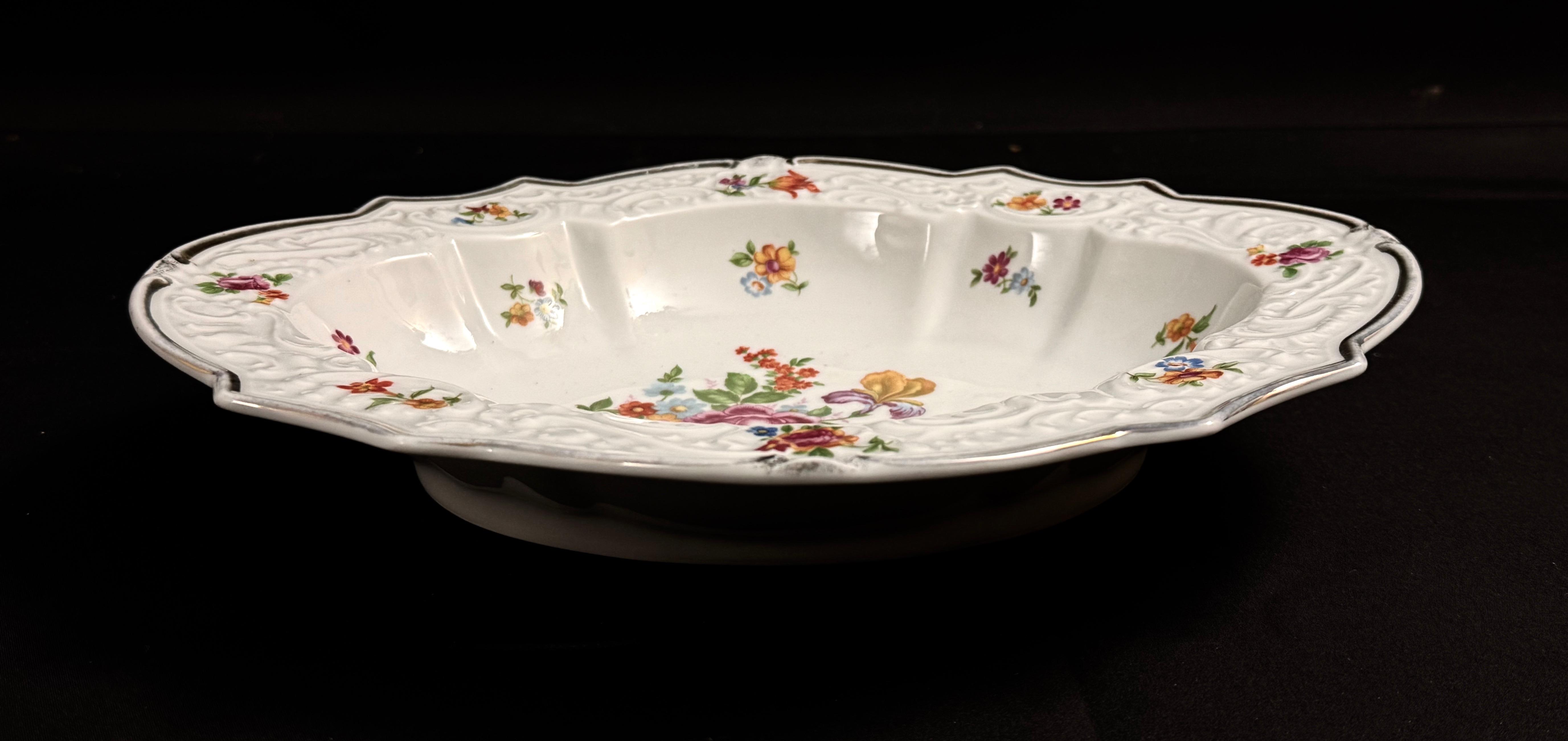 Patera reliefowa wielolistna