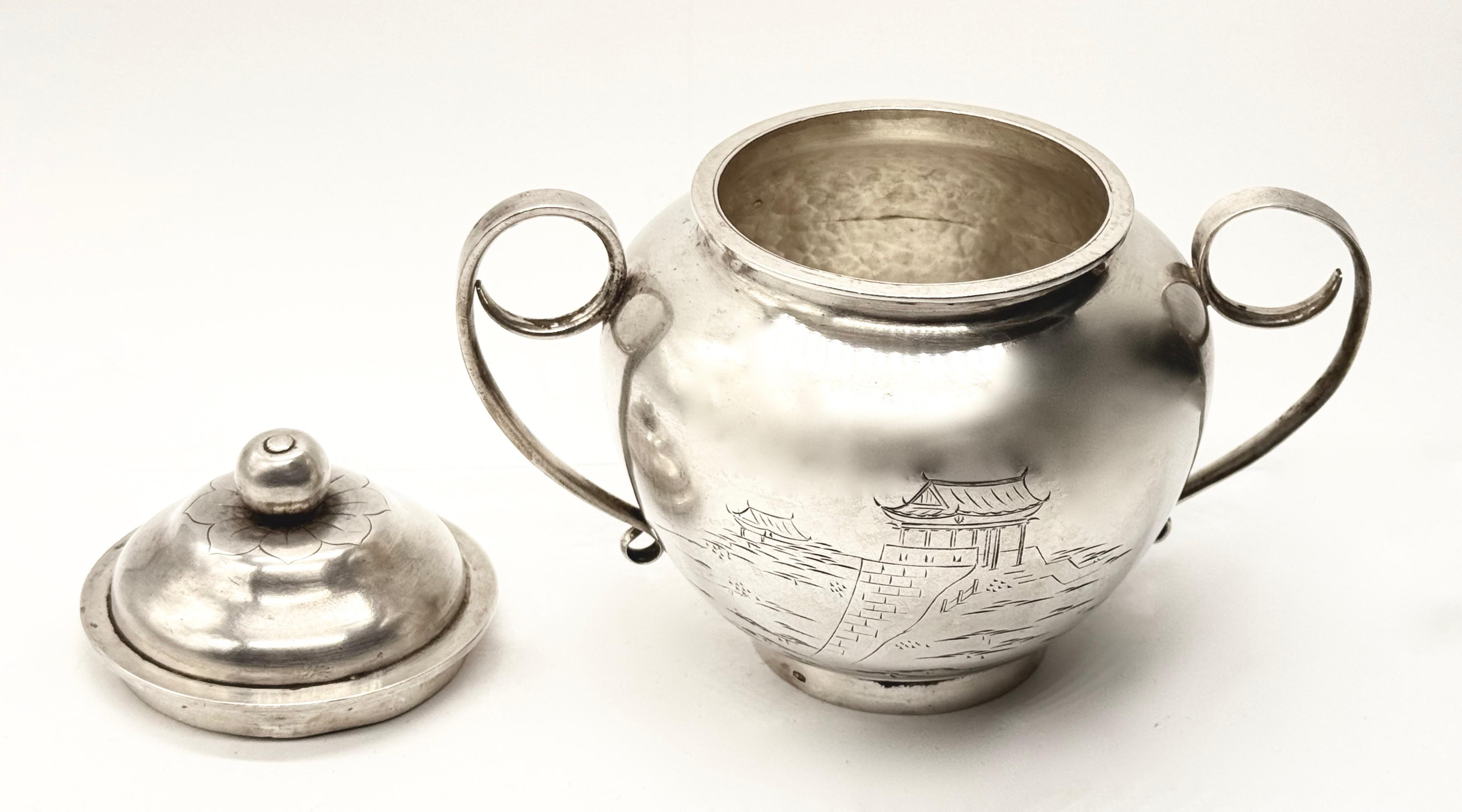 Srebrna cukiernica z nakrywą zdobioną kwiatonem, masa 341 g