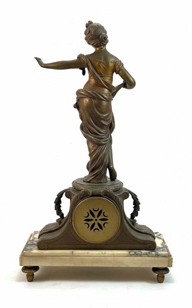 Zegar zdobiony pełnoplastyczną figurą tancerki z mandoliną