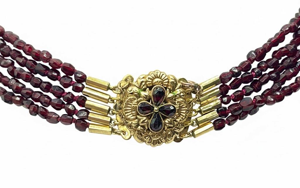 Naszyjnik z granatów ze złotym zapięciem