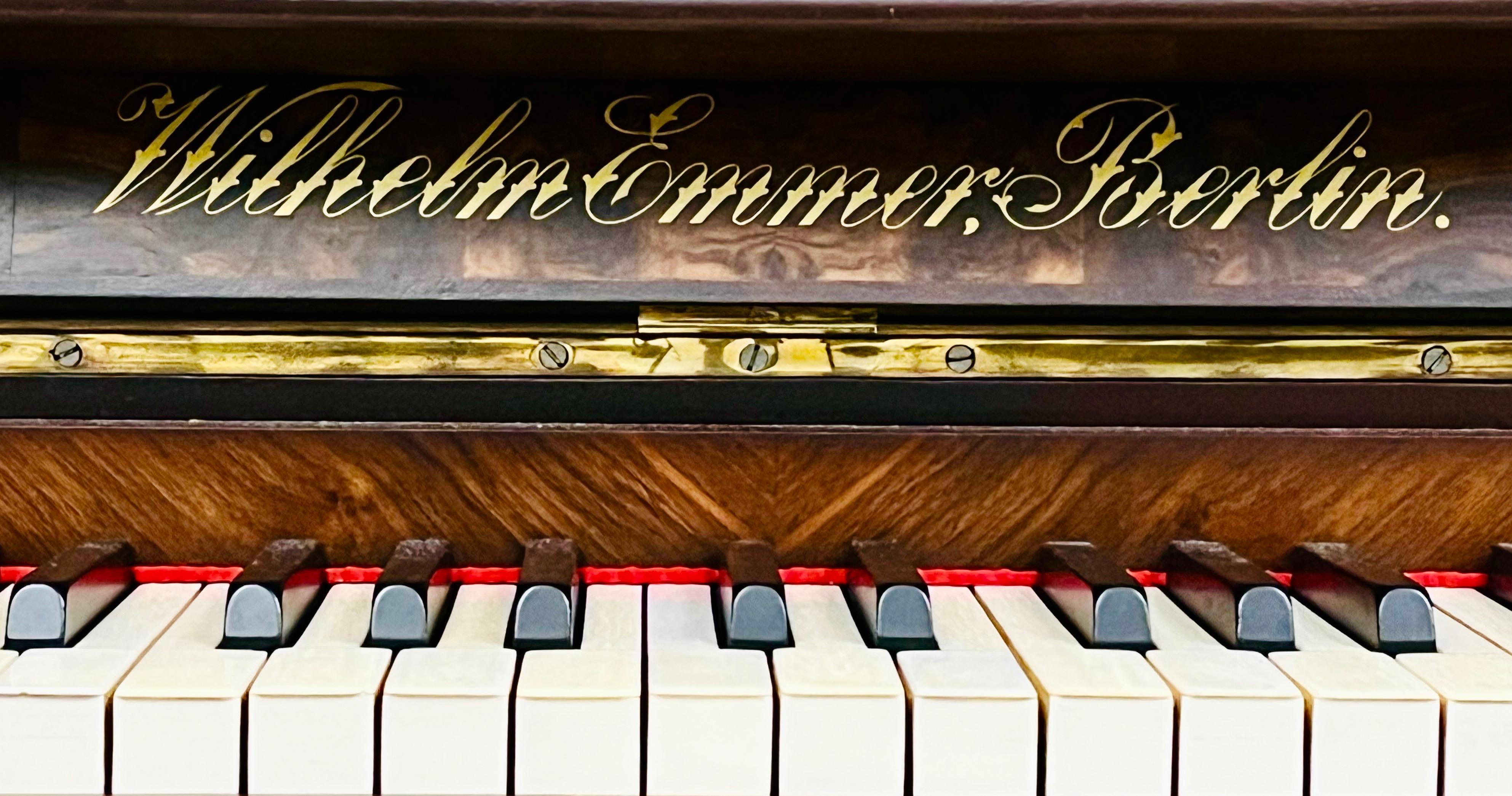 Dekoracyjne pianino salonowe sygn. Wilhelm Emmer