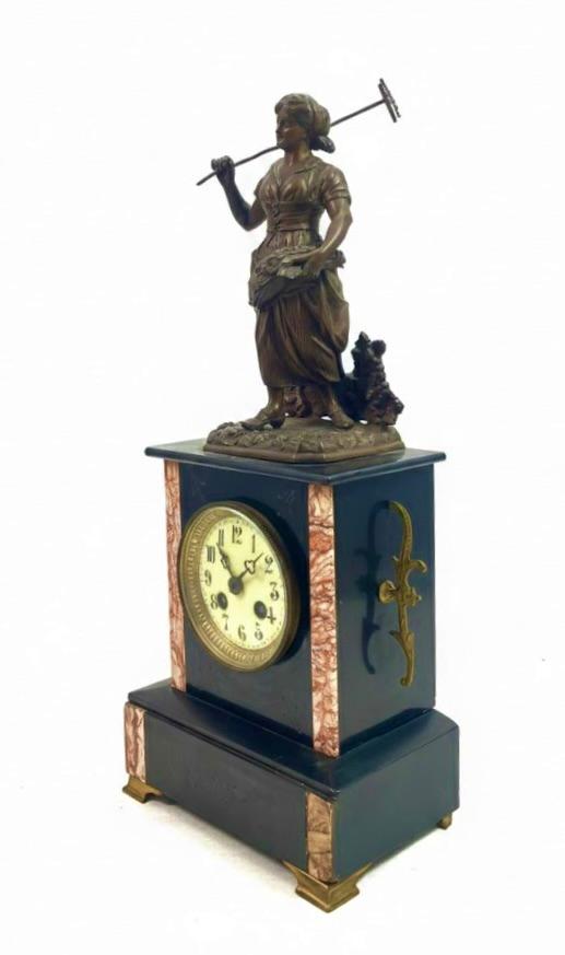 Ozdobny zegar komdowy