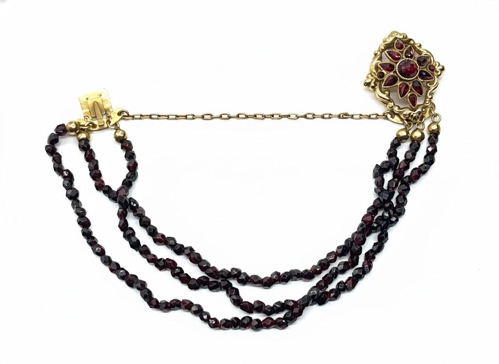 Bransoleta z granatami ze złotym zapięciem