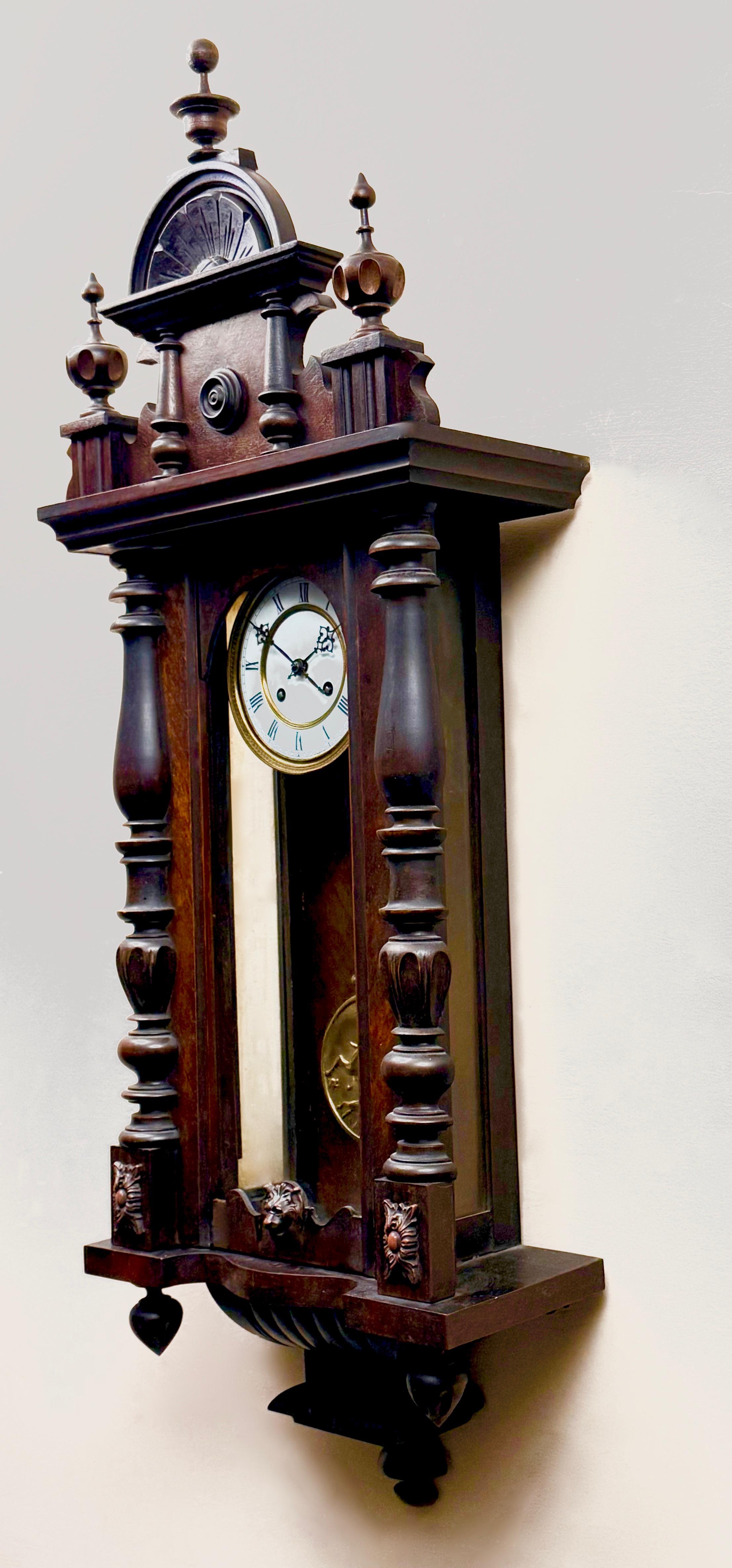 Dekoracyjny zegar ścienny szafkowy