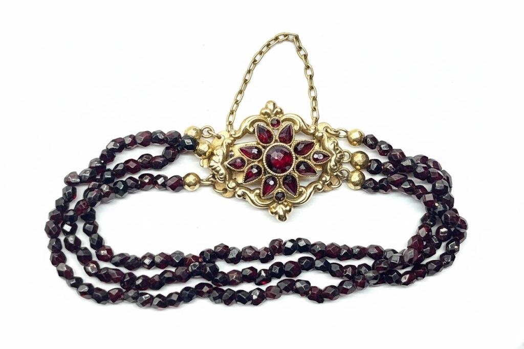 Bransoleta z granatami ze złotym zapięciem