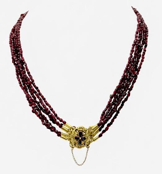 Naszyjnik z granatów ze złotym zapięciem