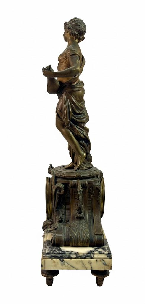 Zegar zdobiony pełnoplastyczną figurą tancerki z mandoliną