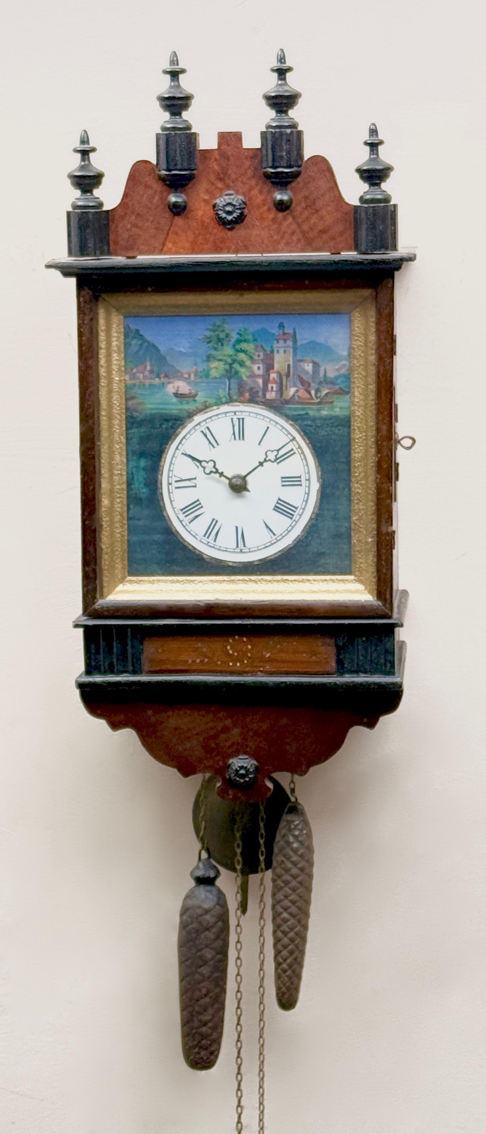 Dekoracyjny zegar ścienny zdobiony na tarczy pejzażem z zamkiem i jeziorem