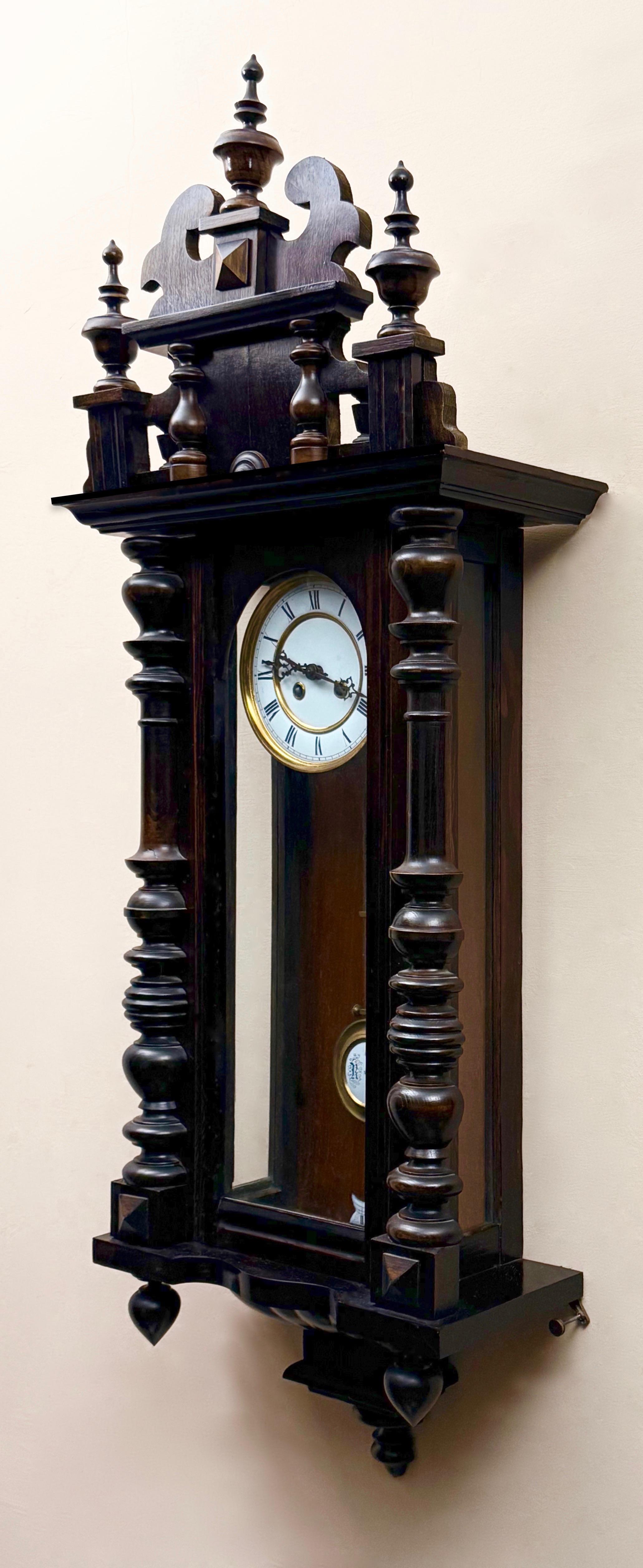 Dekoracyjny zegar ścienny szafkowy