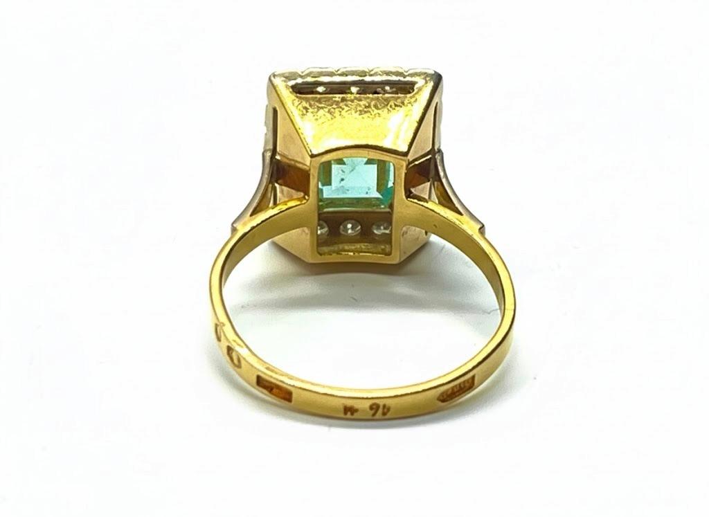 Złoty pierścionek ze szmaragdem i diamentami, masa łączna 7,34 g