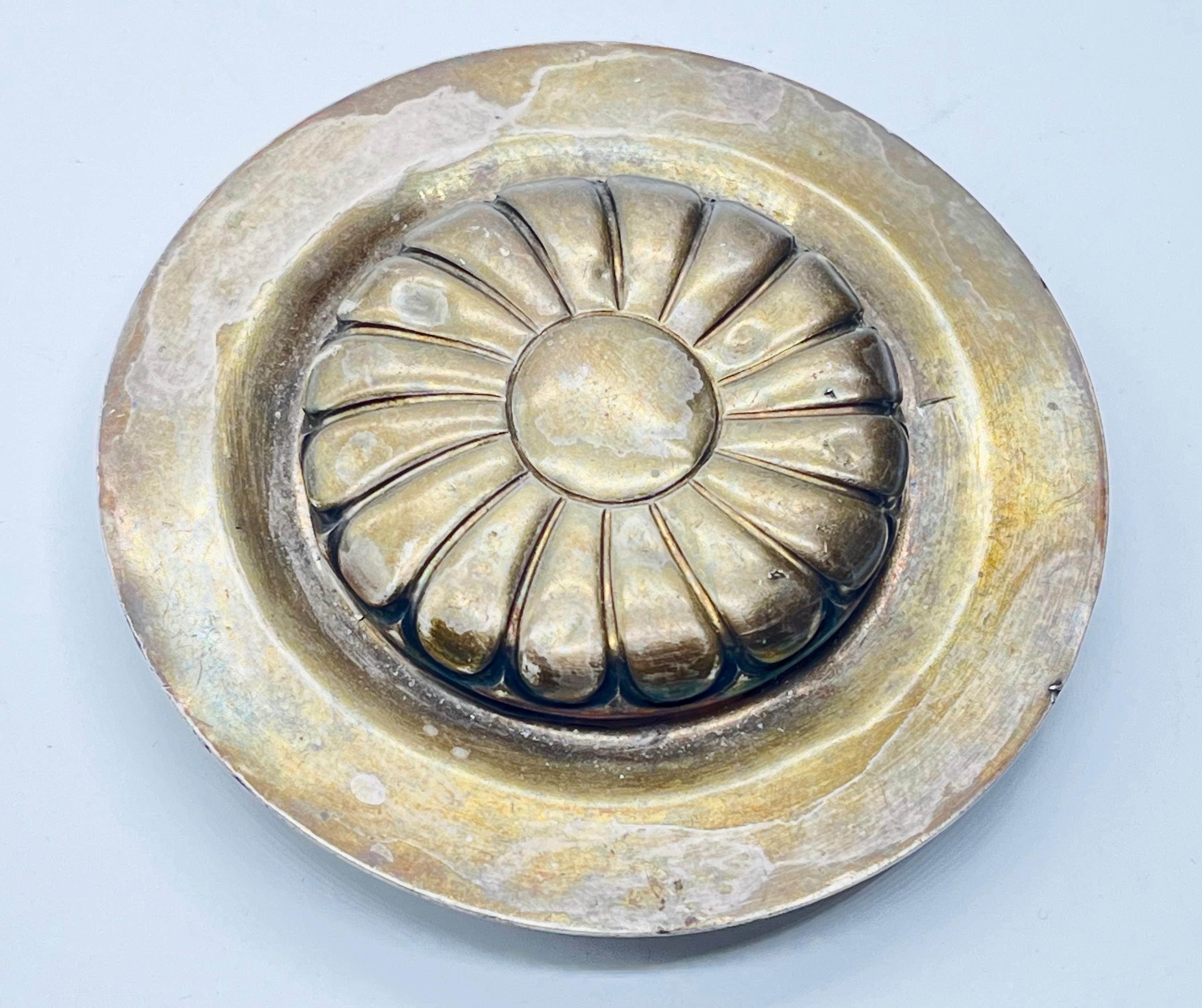 Srebrny dzbanek ze srebrną nakrywą i hebanową rękojeścią , masa 571 g