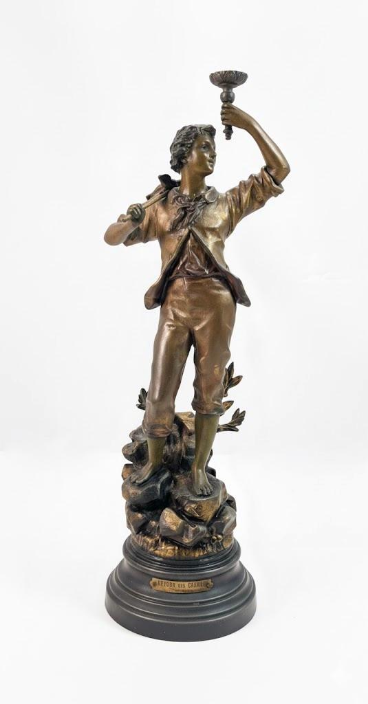 Dekoracyjna figura młodego wędrowca stojąca na cokole