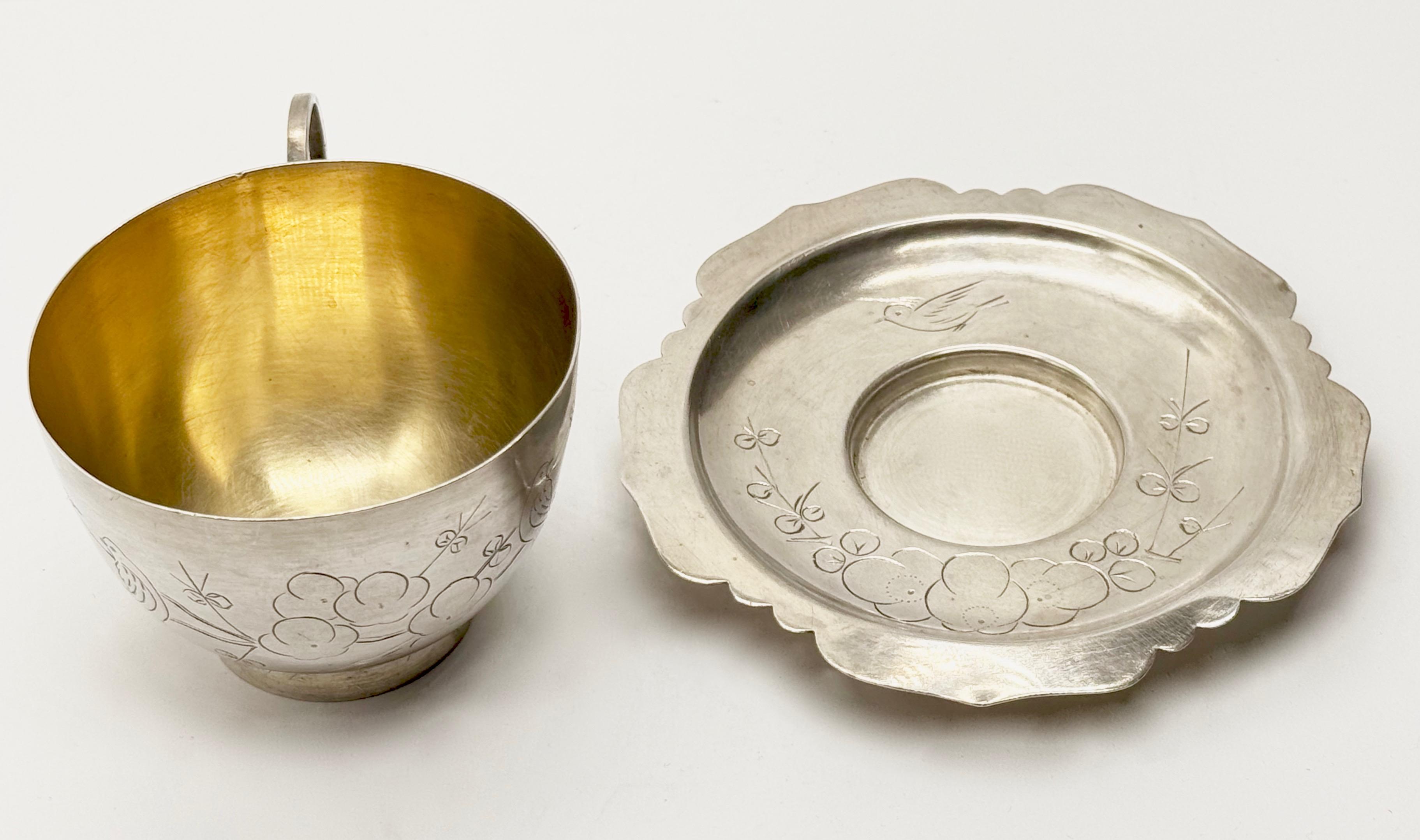 Srebrna filiżanka z wielolistnym spodkiem , masa łączna 141 g