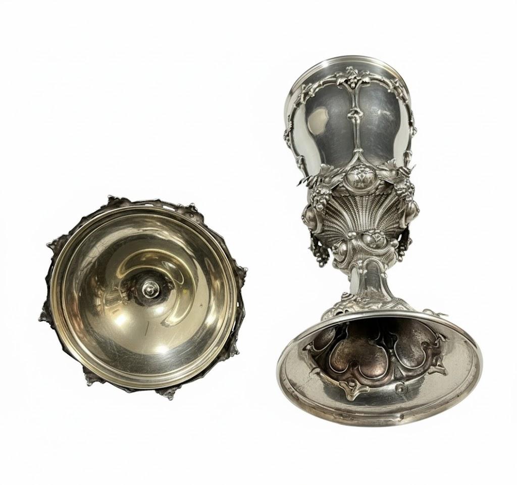 Srebrny neogotycki puchar z nakrywą