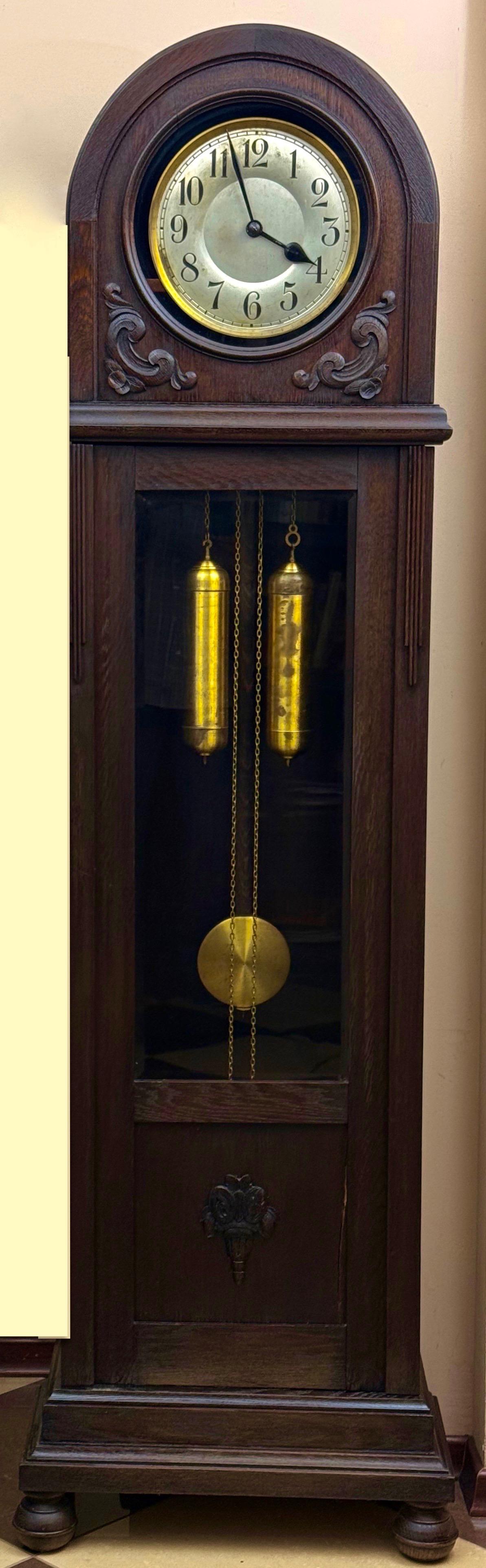 Salonowy zegar stojący