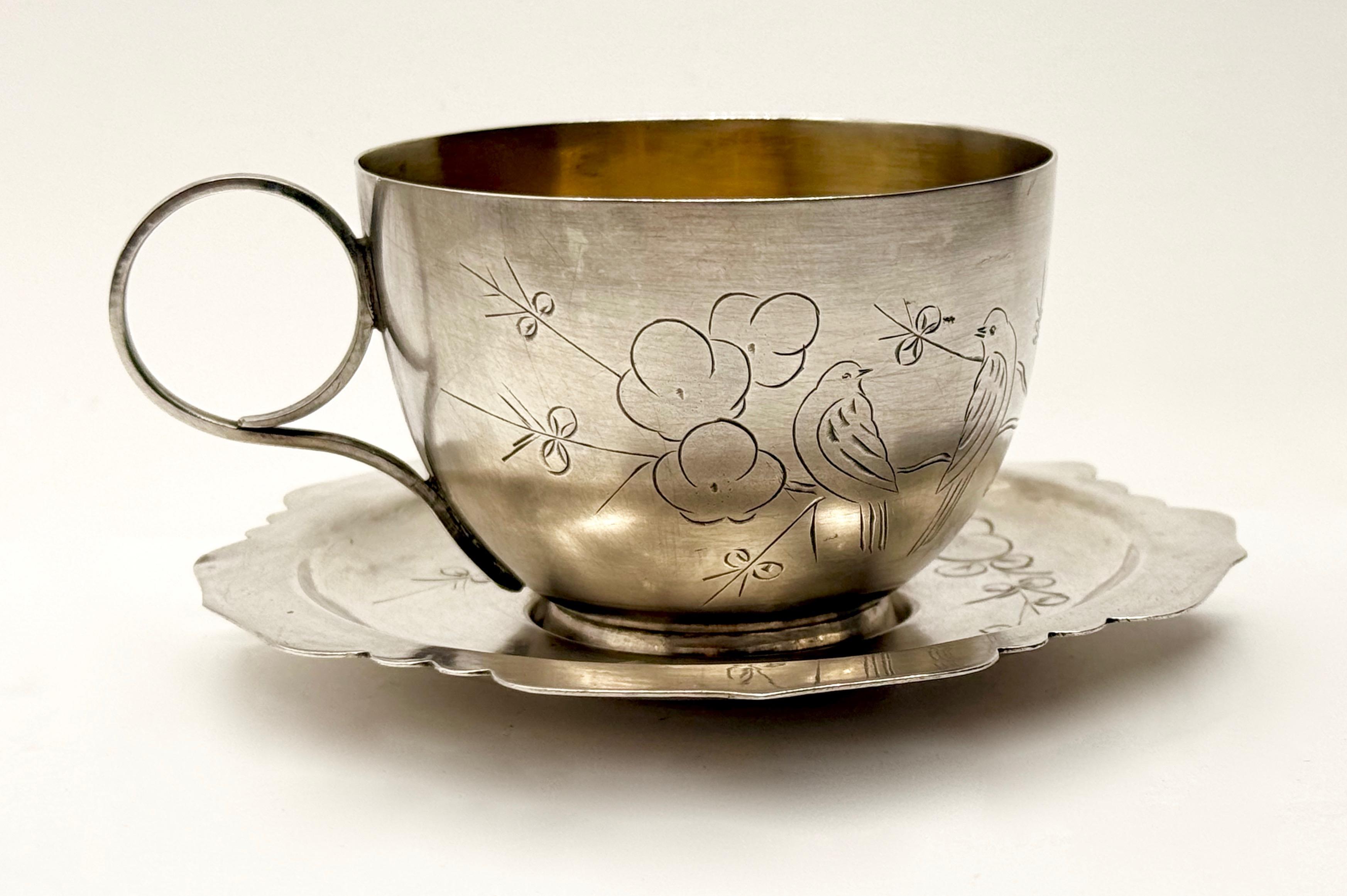 Srebrna filiżanka z wielolistnym spodkiem , masa łączna 141 g