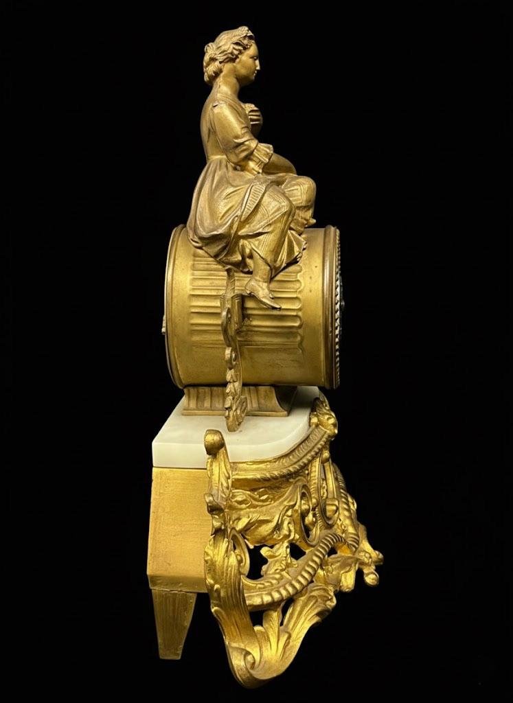 Zegar komodowy zdobiony na szczycie pełnoplastyczną figurą kwiaciarki