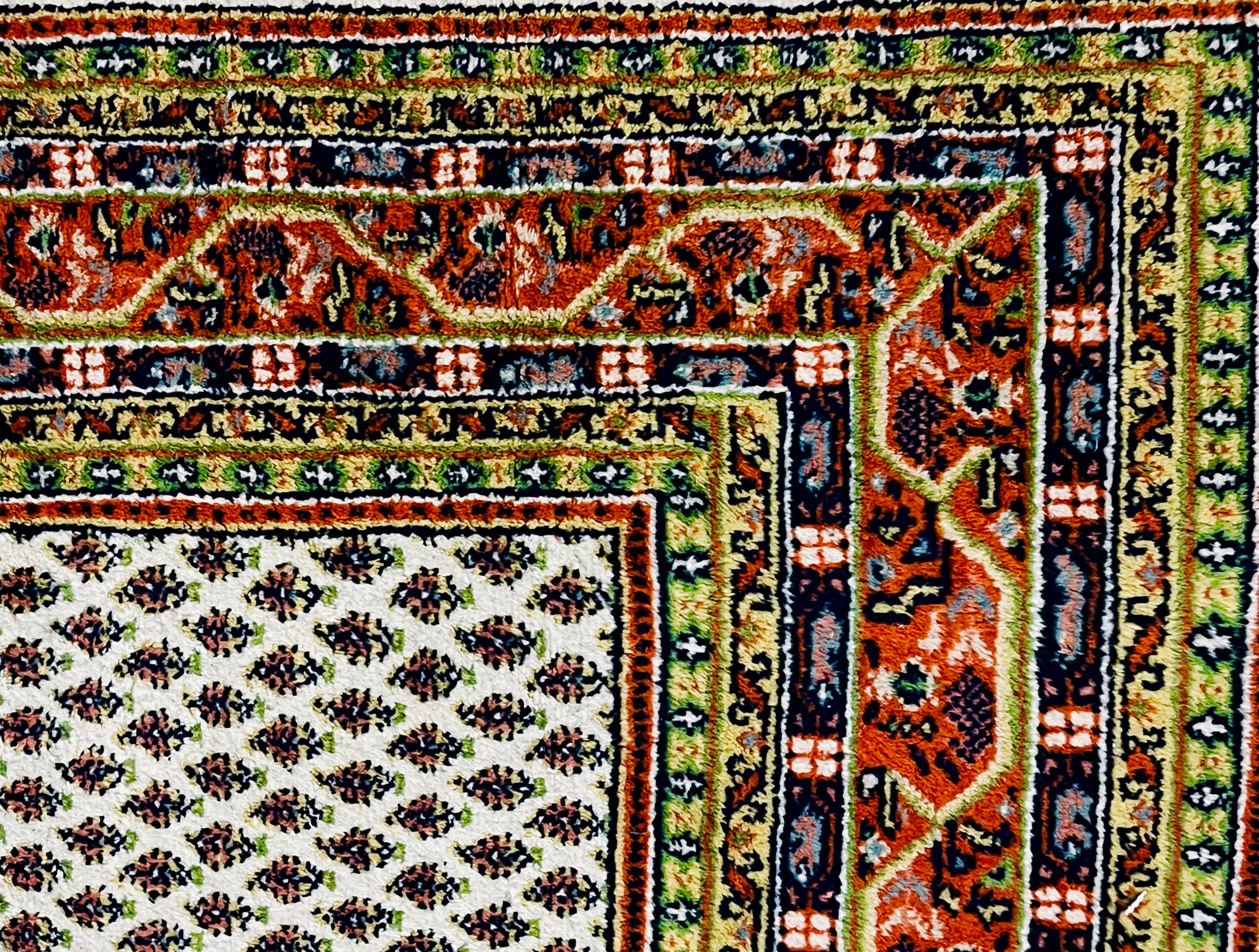 Dywan orientalny zdobiony tkanymi wzorami