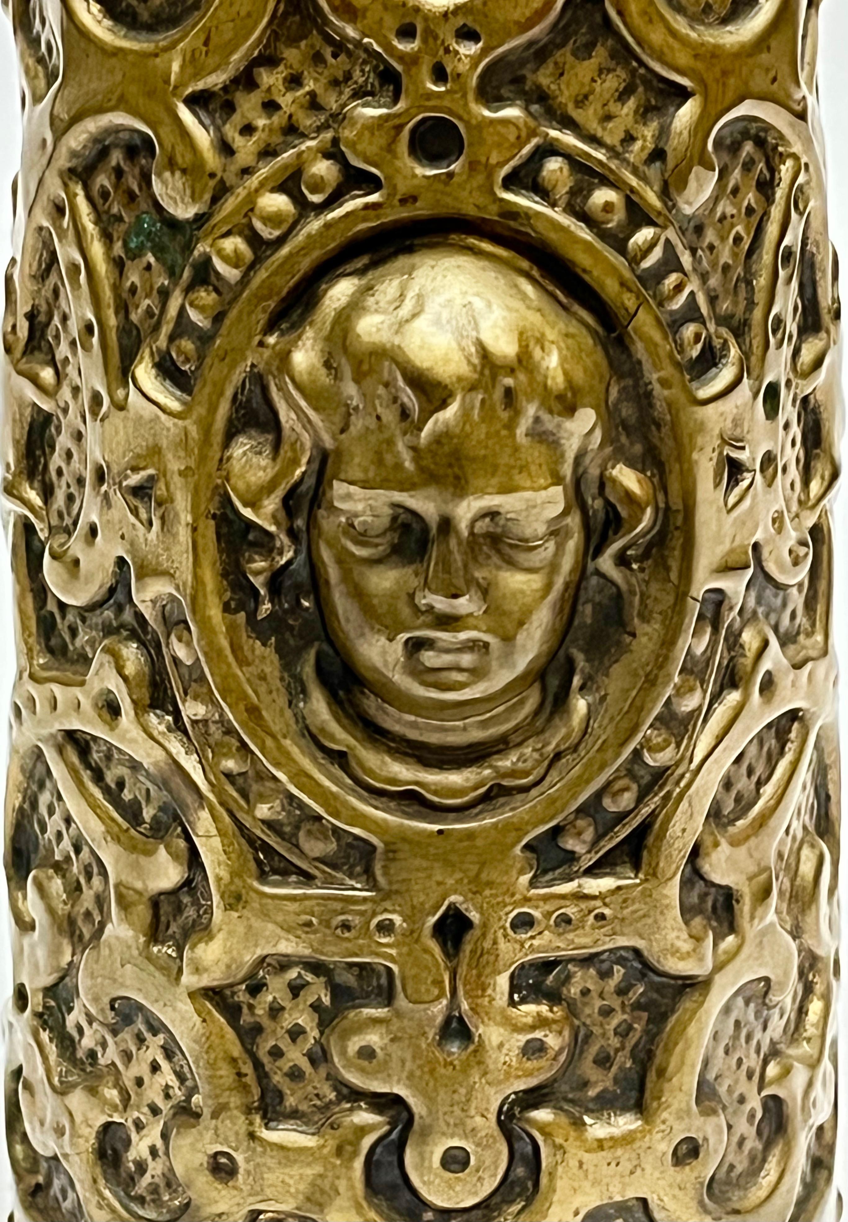 Dekoracyjny kufel z nakrywą