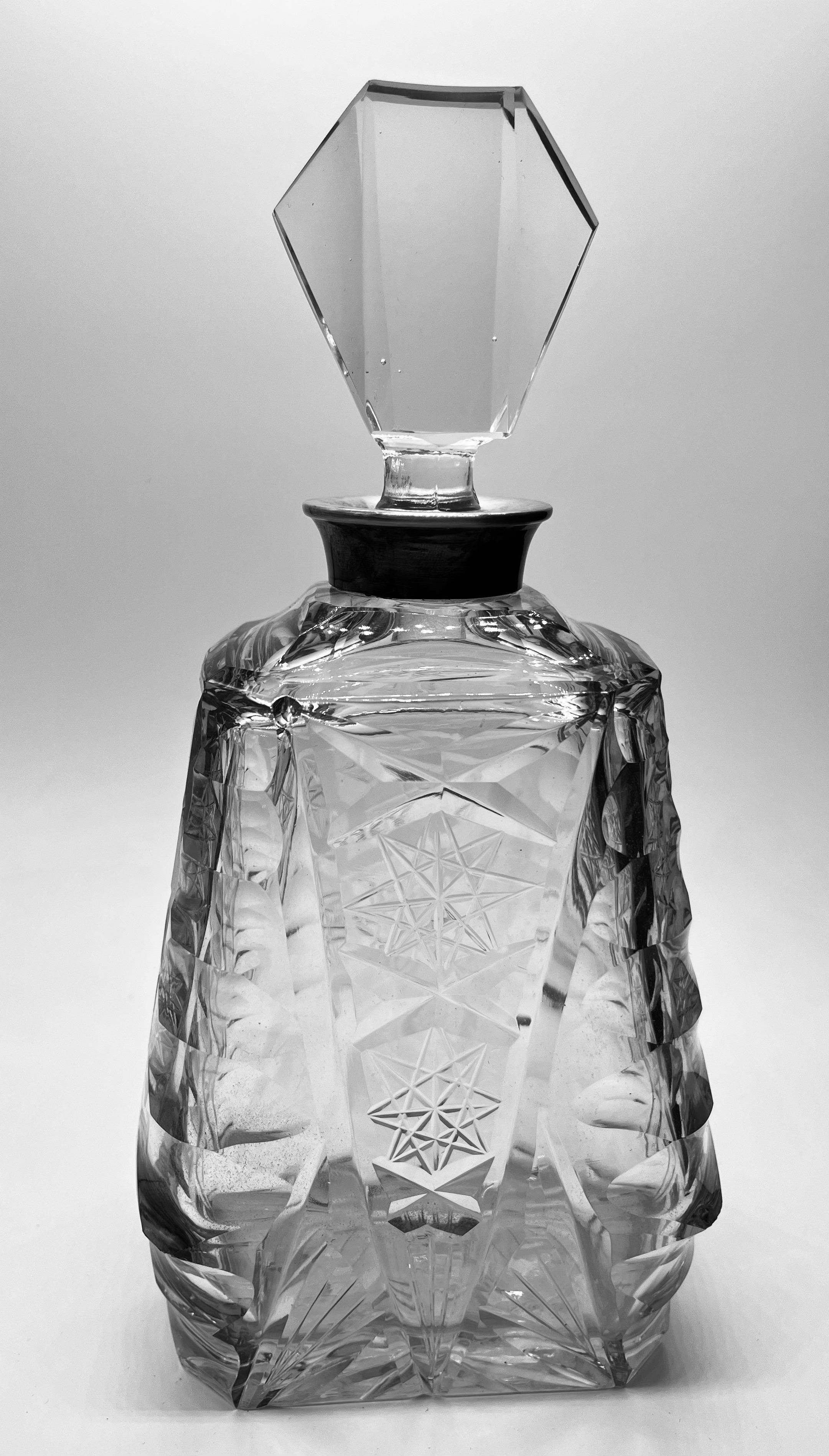 Karafka art deco ze srebrną wylewką