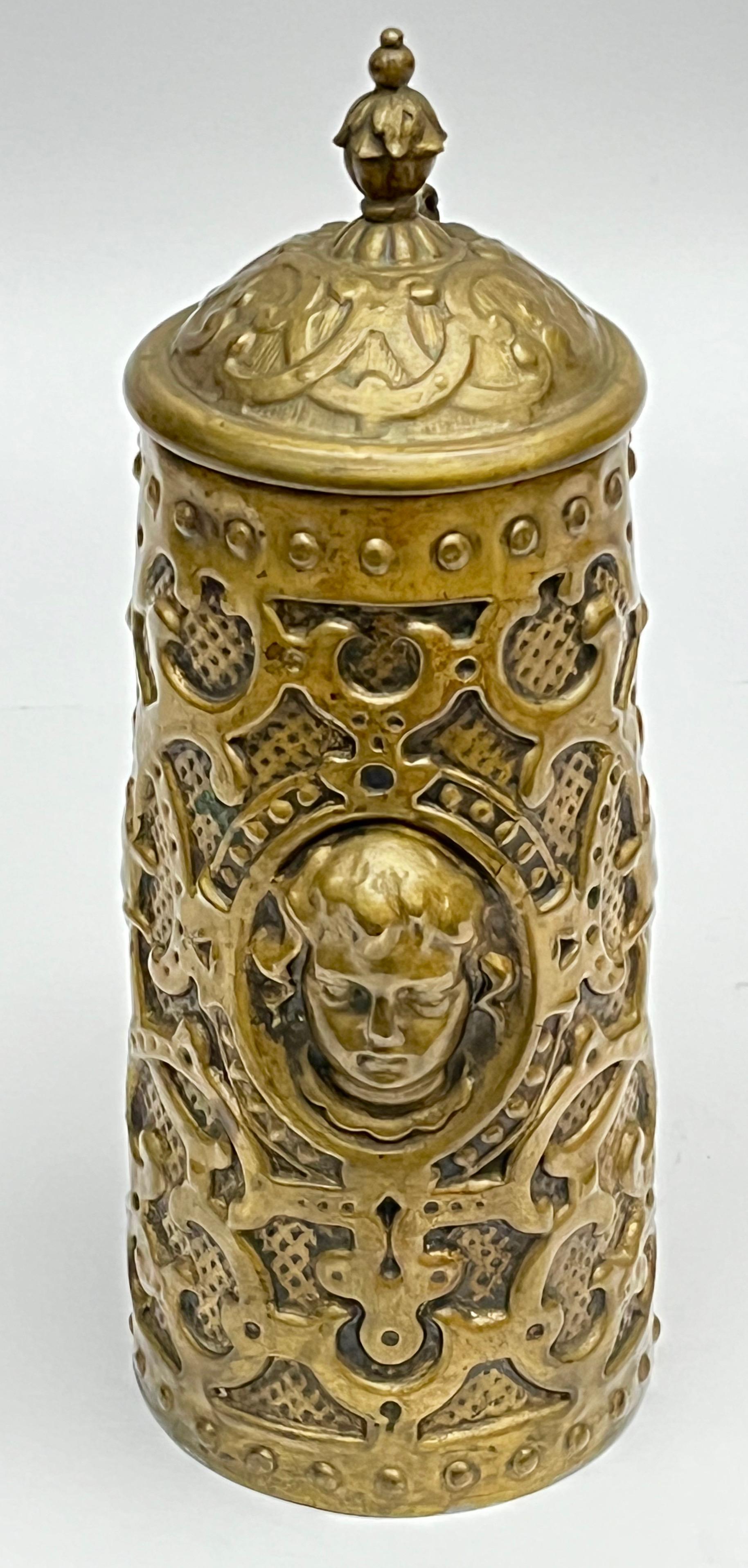 Dekoracyjny kufel z nakrywą