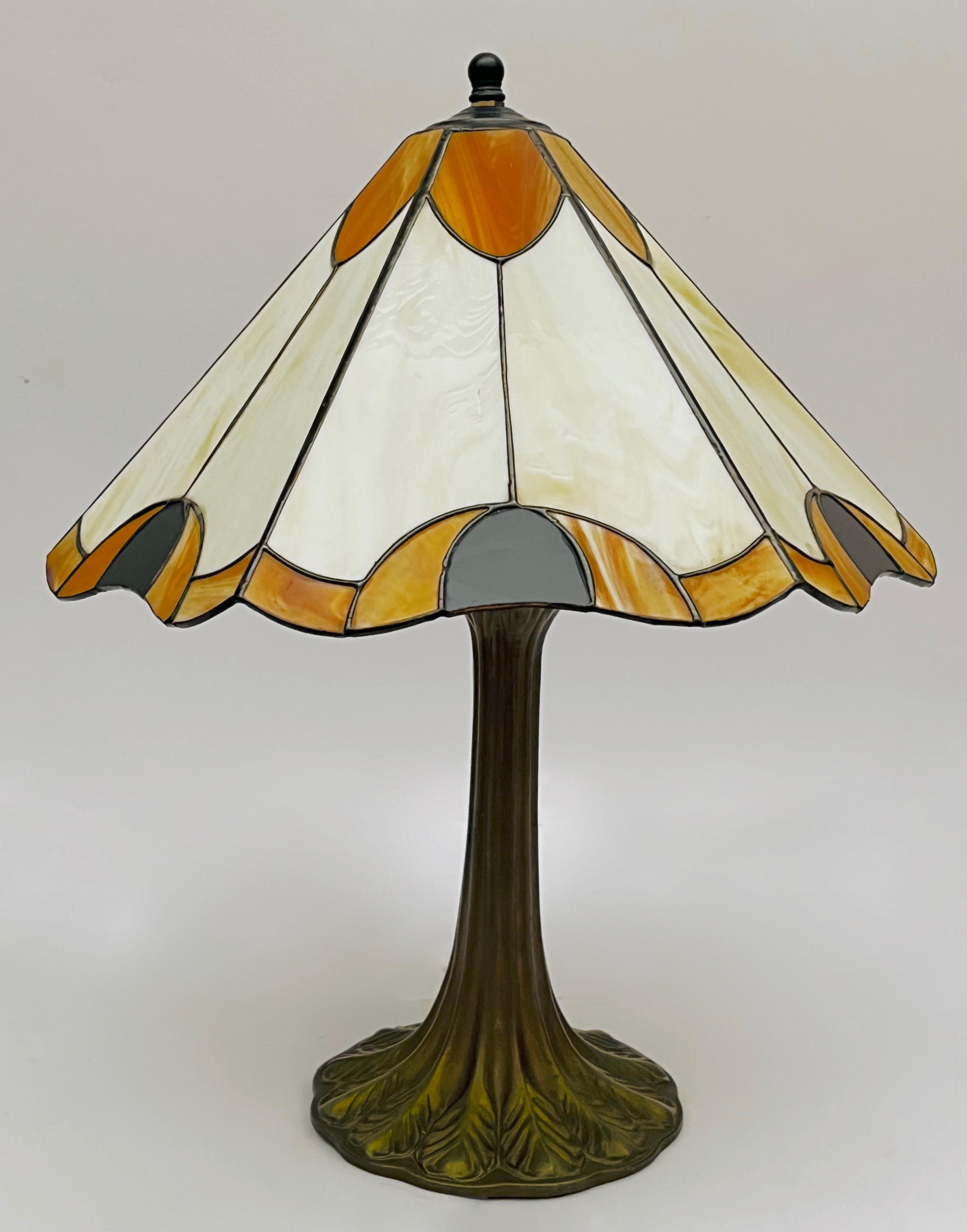 Dekoracyjna lampa salonowa zdobiona witrażowym wielolistnym kloszem