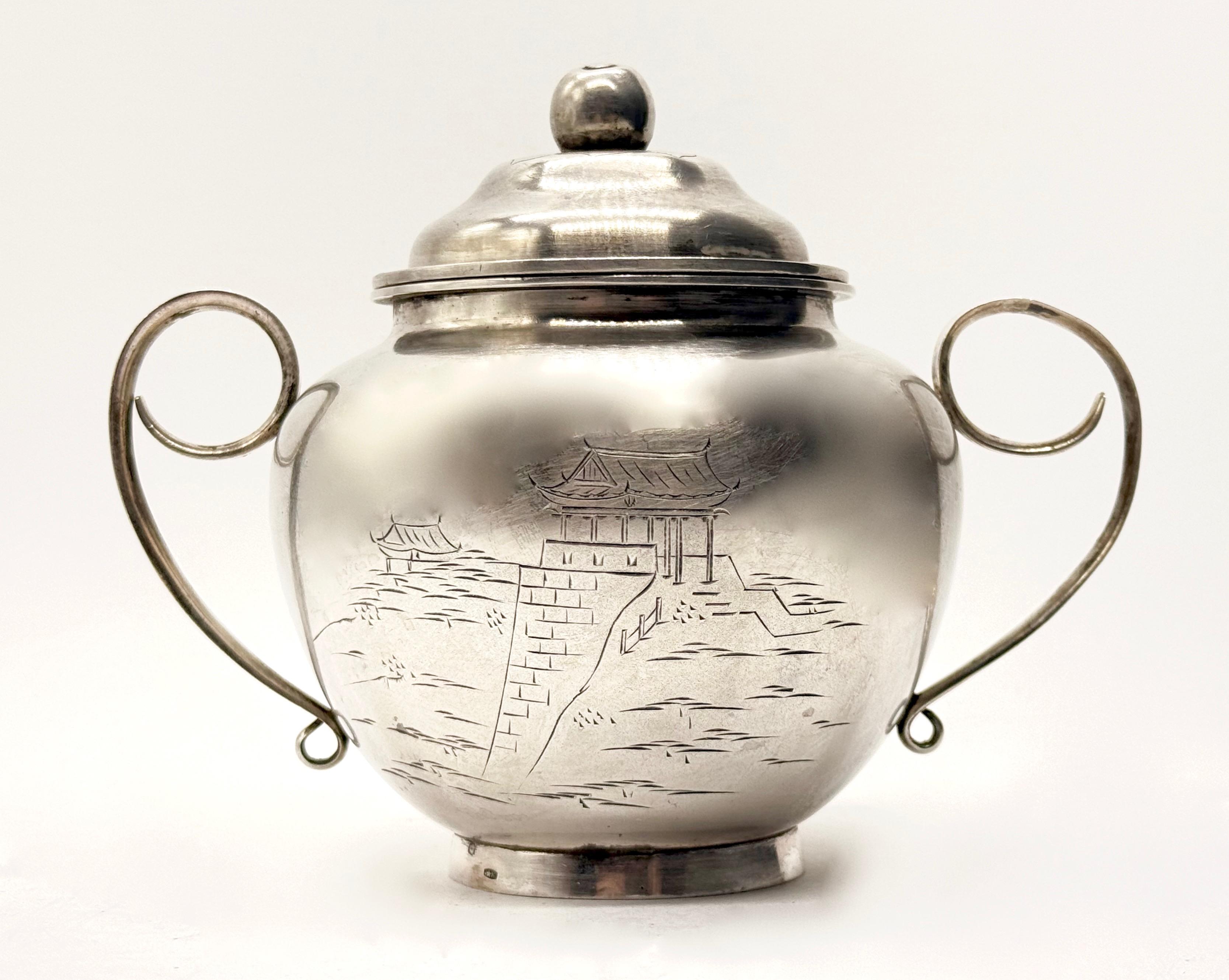 Srebrna cukiernica z nakrywą zdobioną kwiatonem, masa 341 g