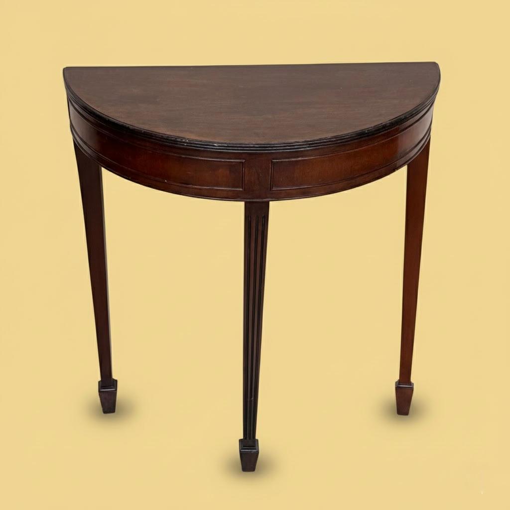 Dekoracyjna konsola stojąca na 3 reliefowych nogach