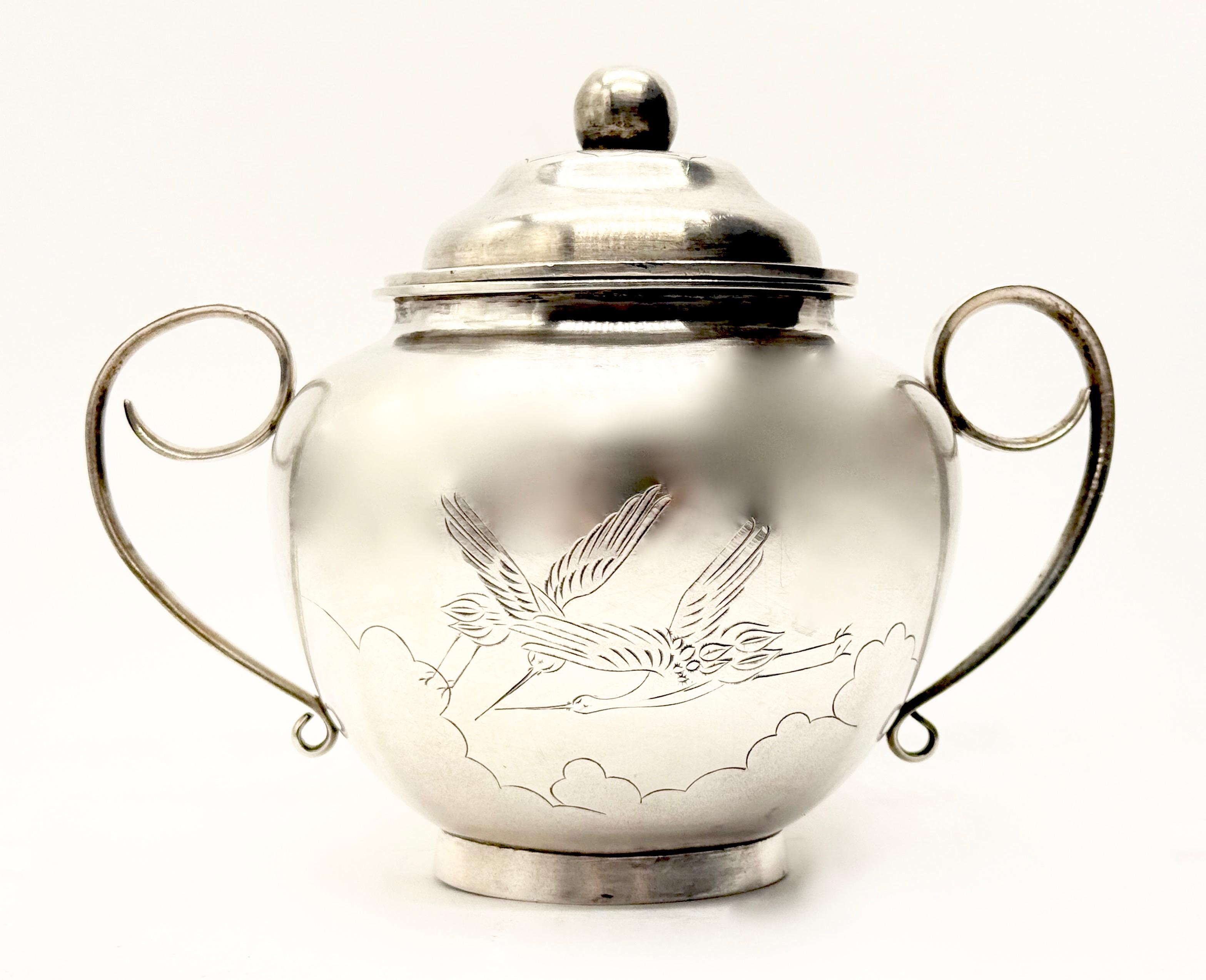 Srebrna cukiernica z nakrywą zdobioną kwiatonem, masa 341 g