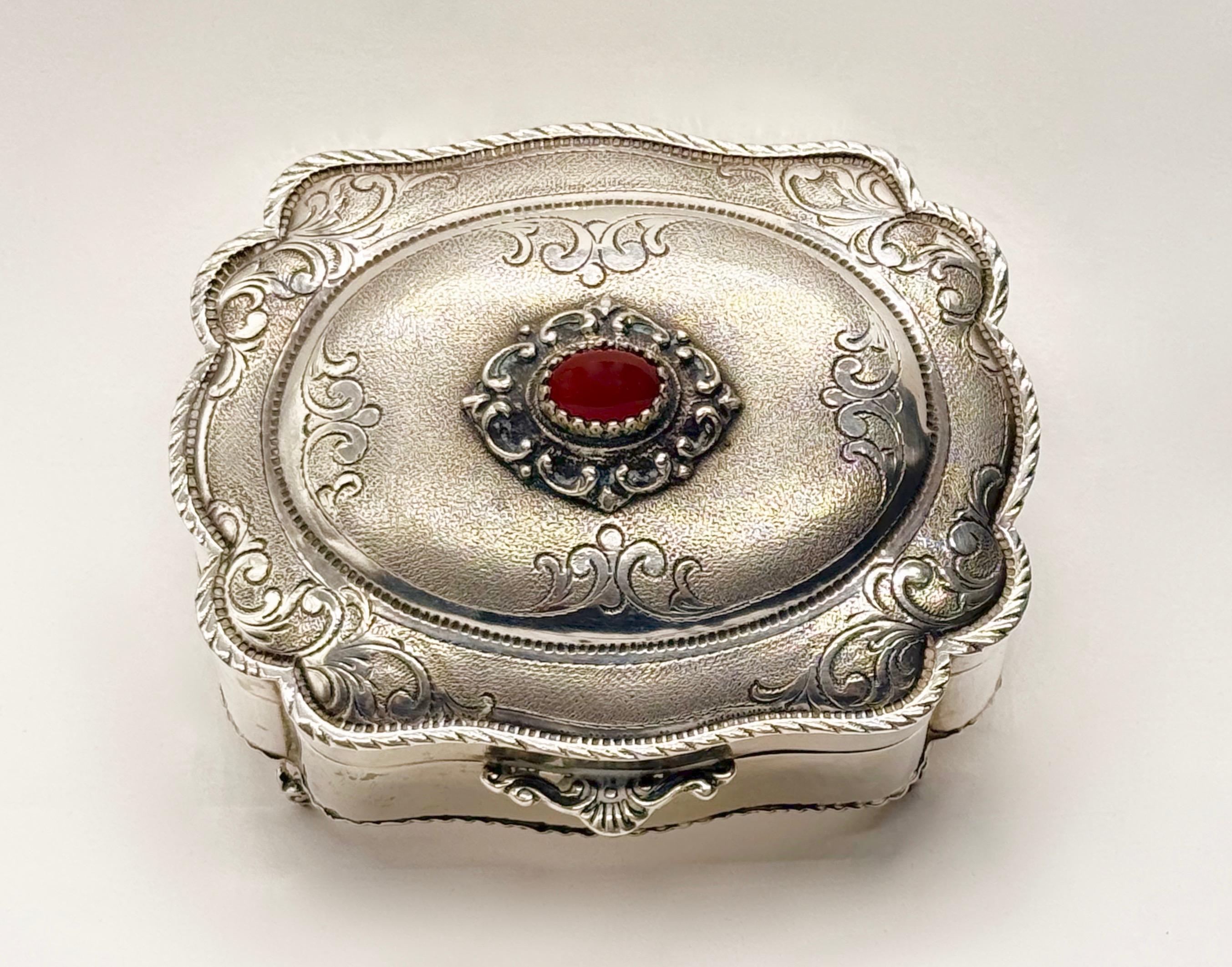 Srebrna szkatułka wielolistna zdobiona na wieku kaboszonem w kartuszu, masa 203 g