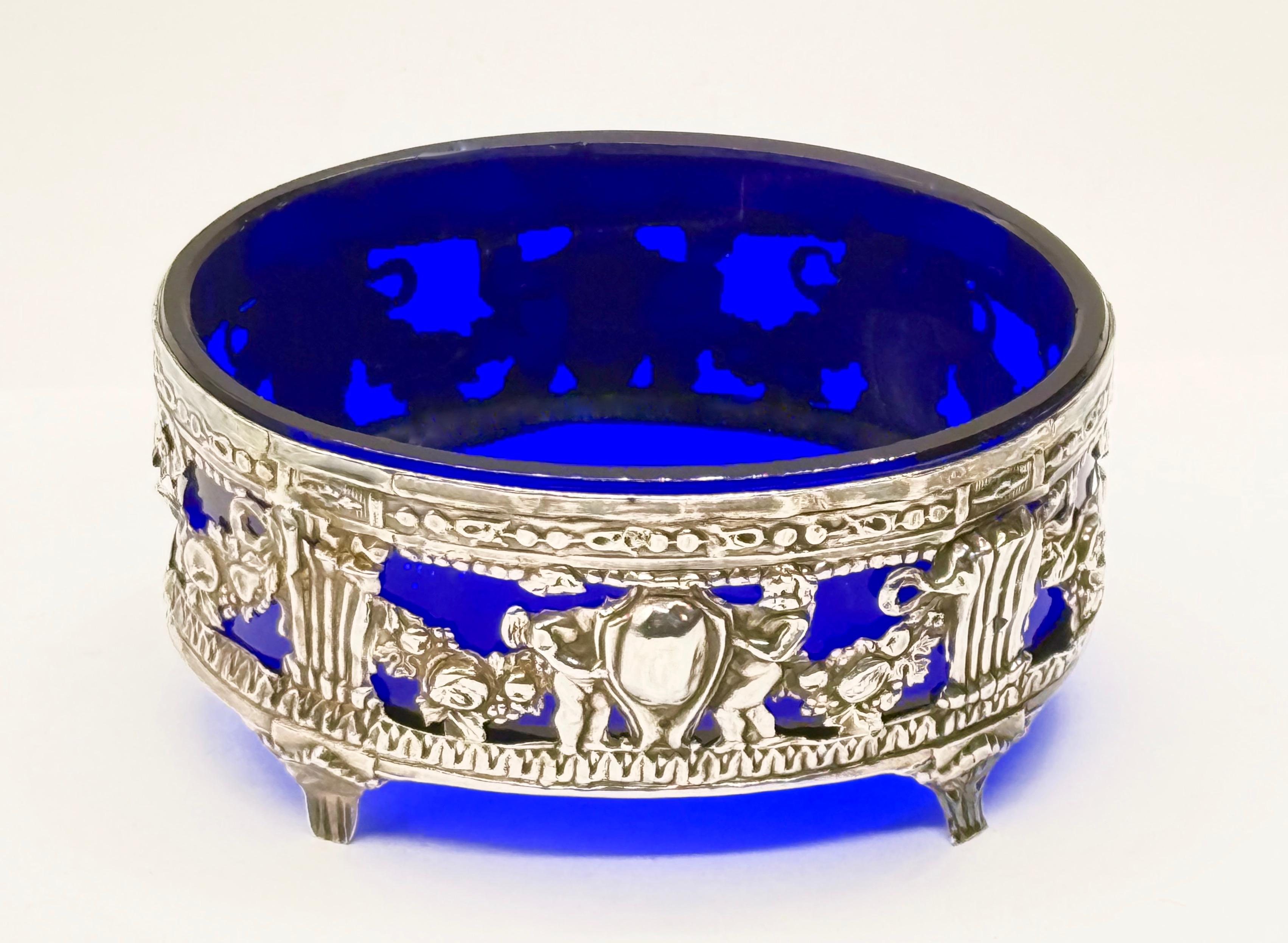 Srebrna solniczka ze szklanym kobaltowym wkładem