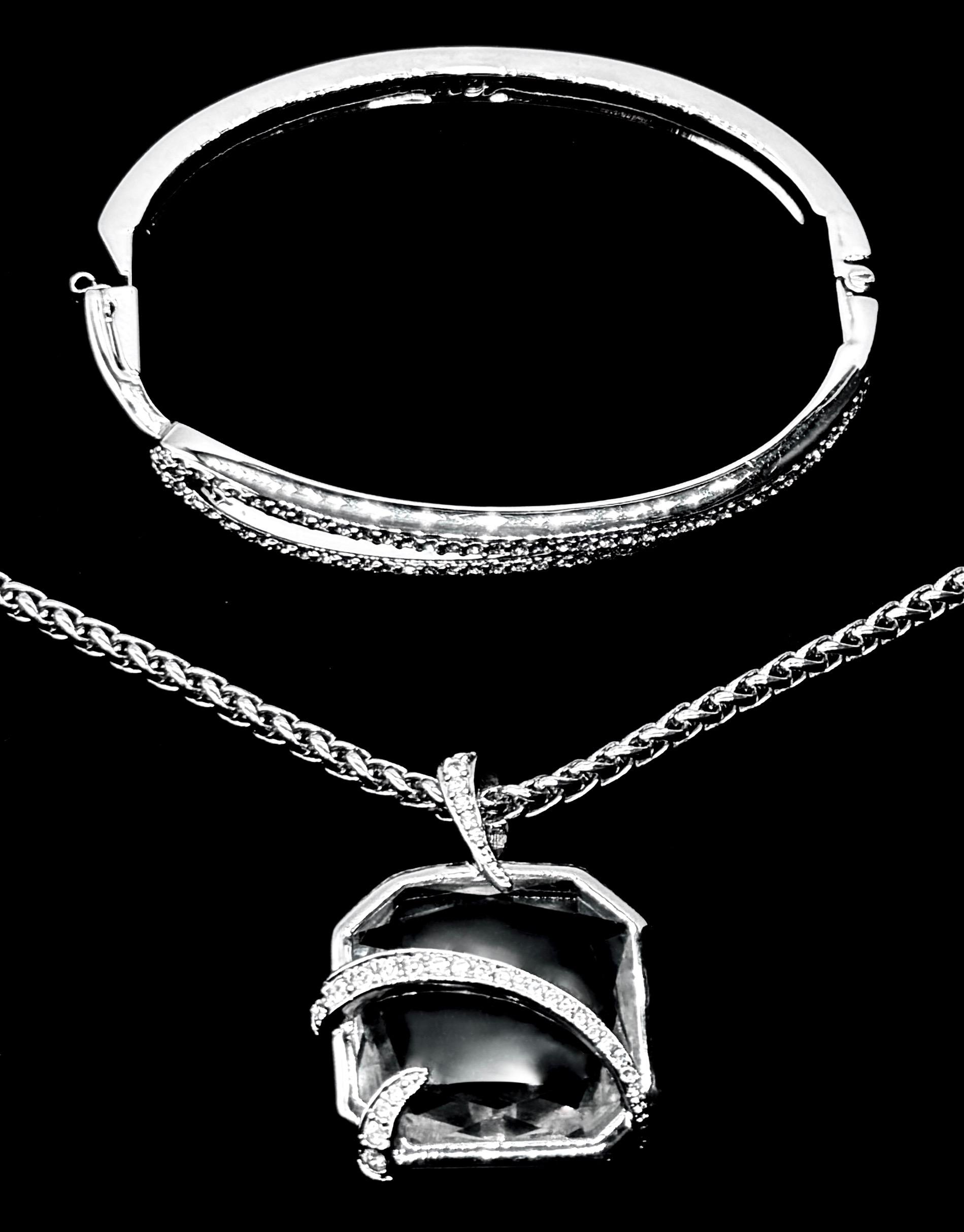 Dwa zestawy biżuterii