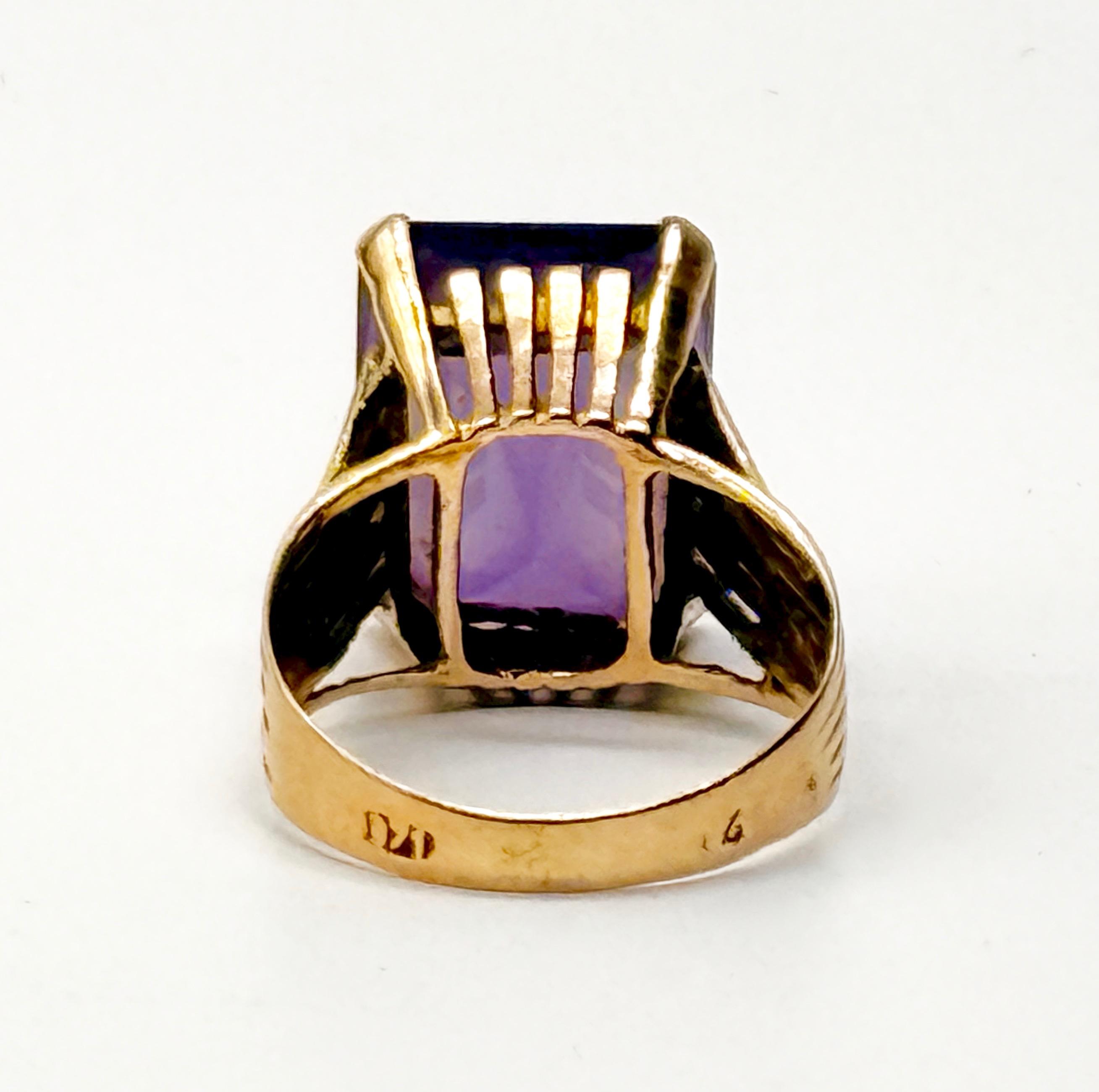 Złoty pierścionek zdobiony kamieniem jubilerskim o barwie ametystu, masa łączna 6 g