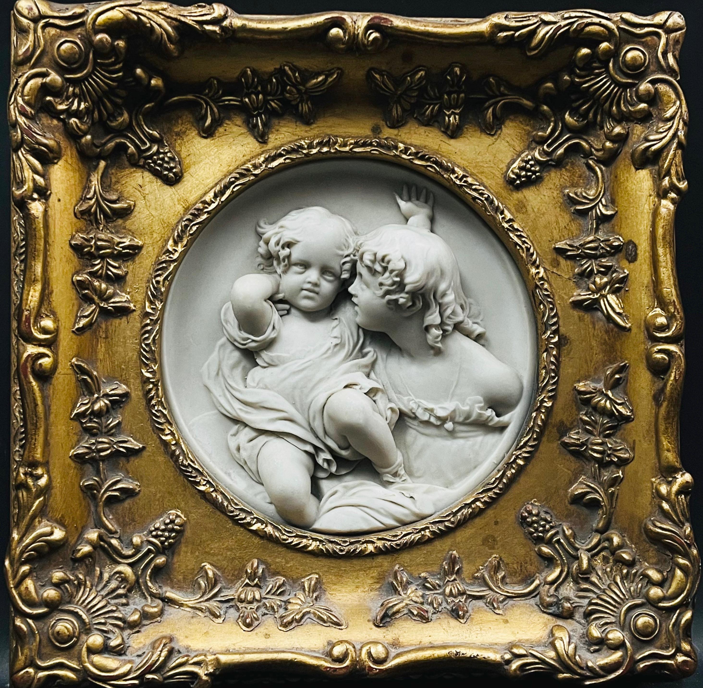 Dekoracyjny  owalny medalion zdobiony płaskorzeźbą z dwójką dziewcząt