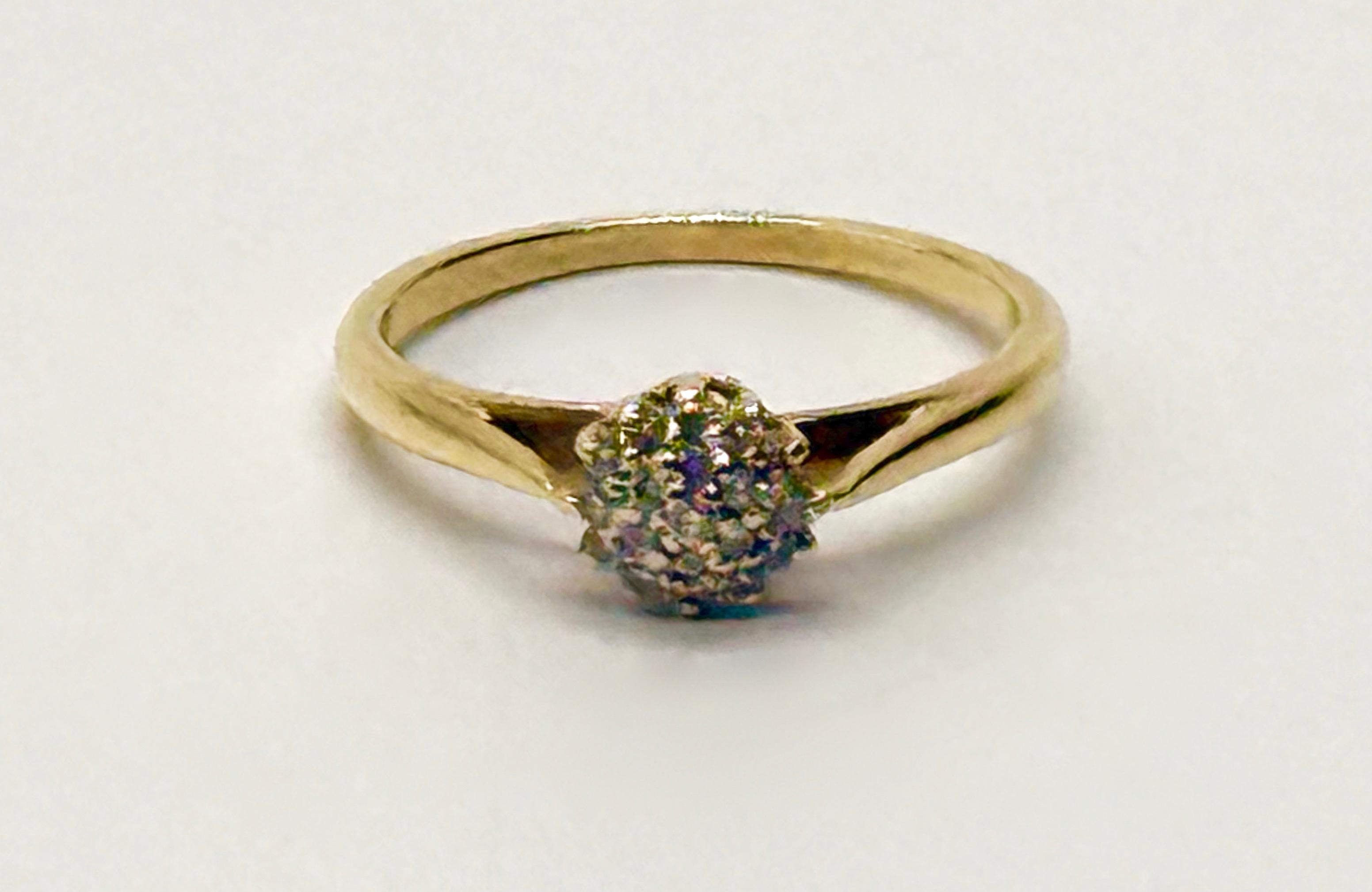 Złoty pierścionek z diamentami, masa 2,2 g