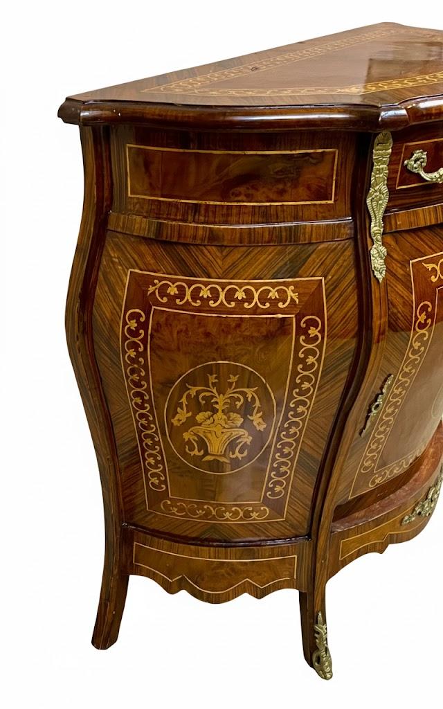 Komoda salonowa w stylu Empire stojąca na 4 giętych nogach