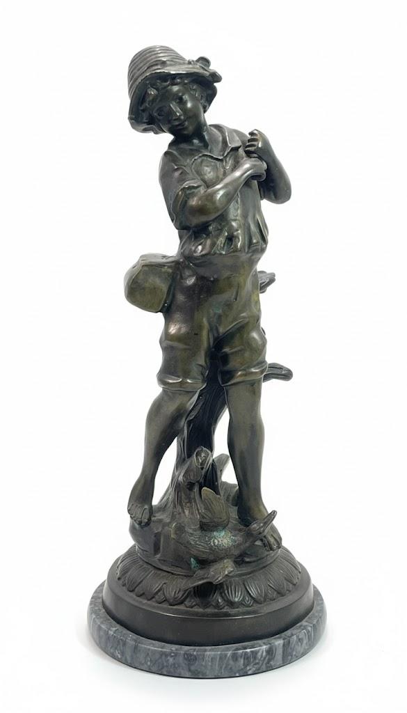 Pełnoplastyczna  figura chłopca z kaczką