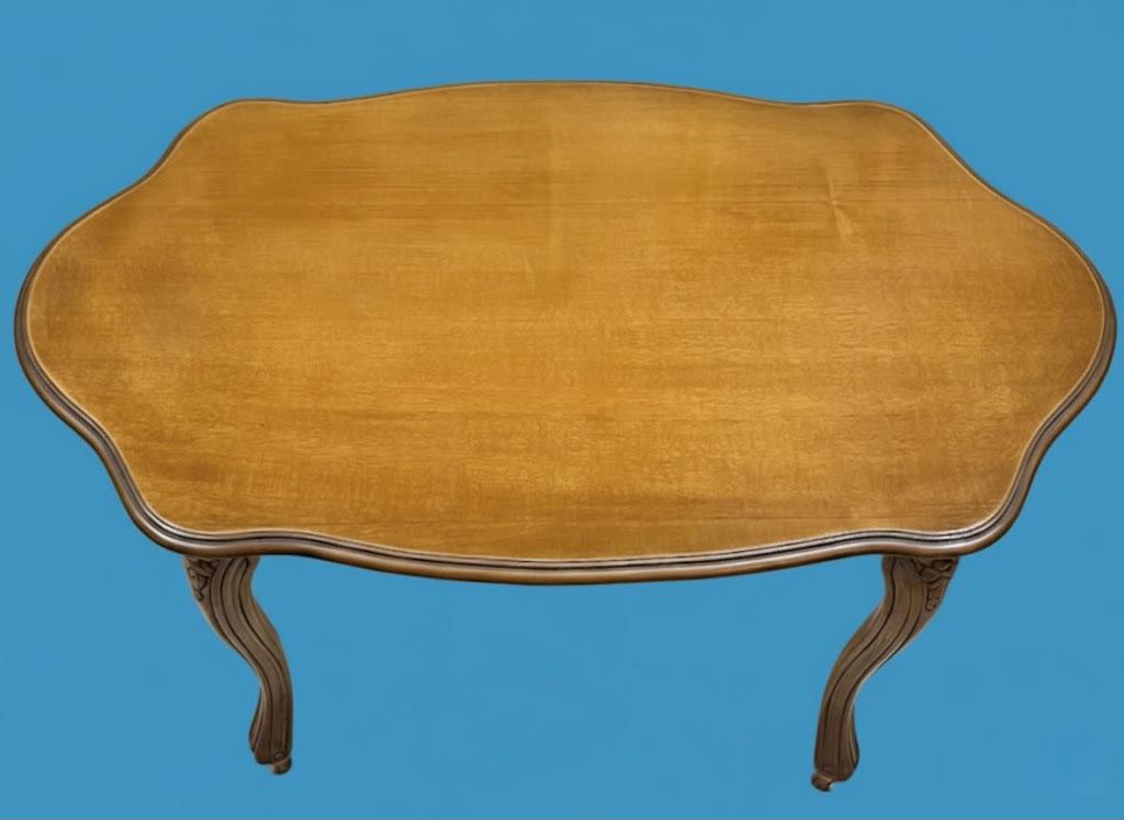 Stolik salonowy stojący na 4 giętych nogach