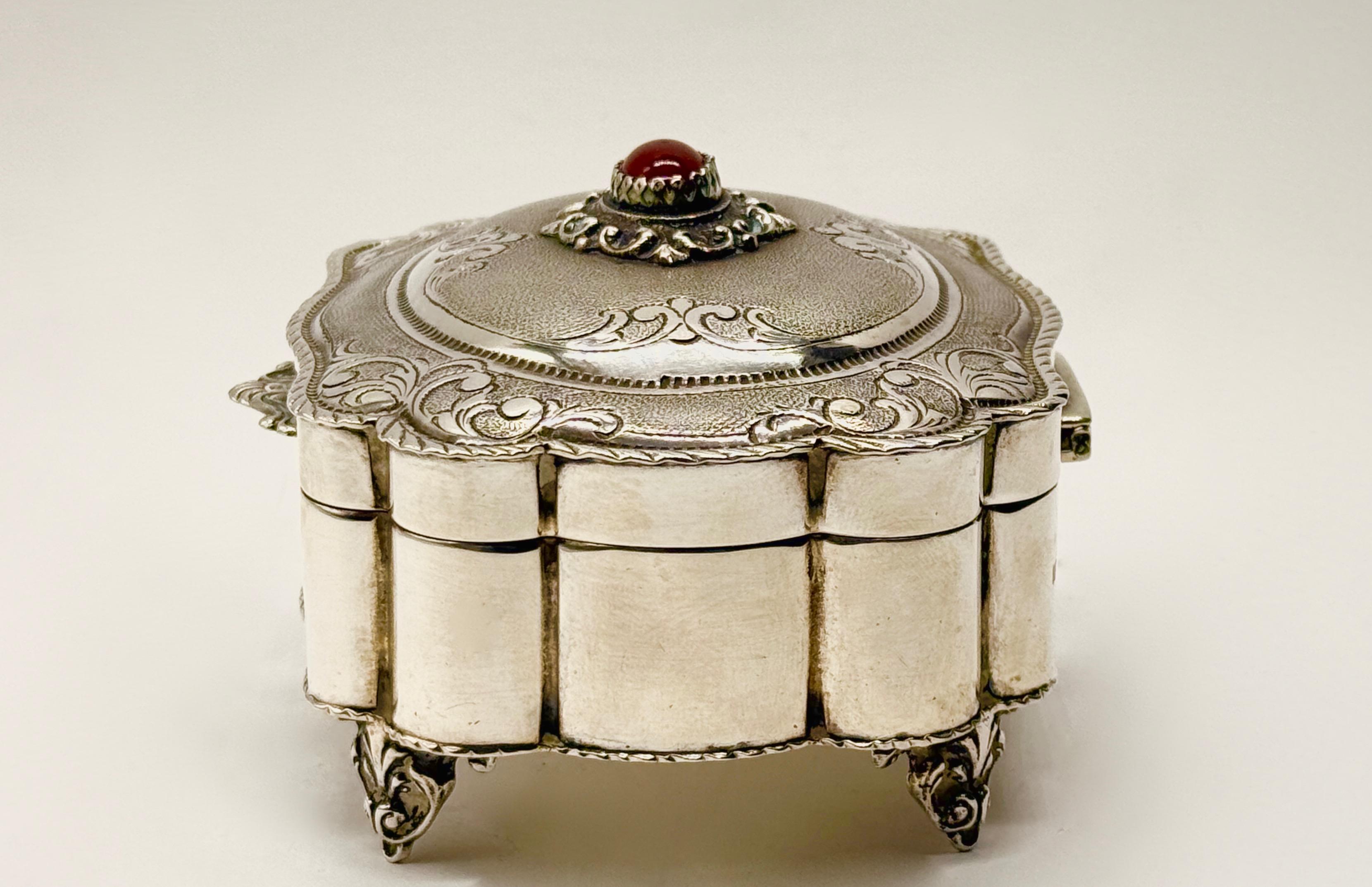 Srebrna szkatułka wielolistna zdobiona na wieku kaboszonem w kartuszu, masa 203 g