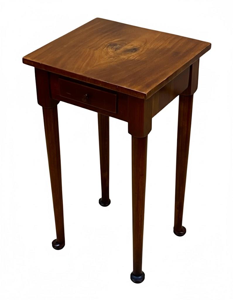 Stolik okolicznościowy z jedną szufladą