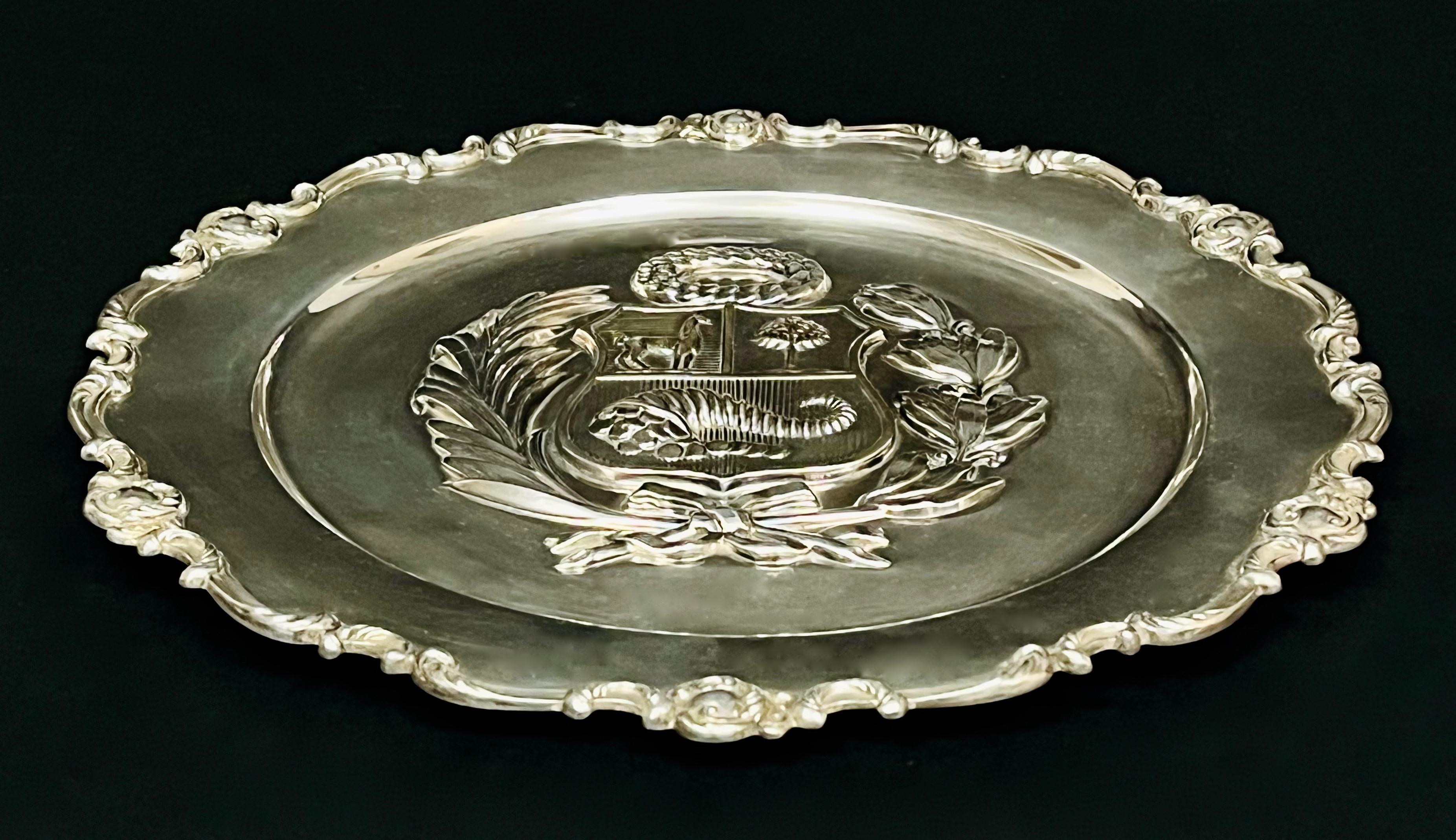 Srebrna patera wielolistna zdobiona w lustrze herbem Peru, masa 375 g